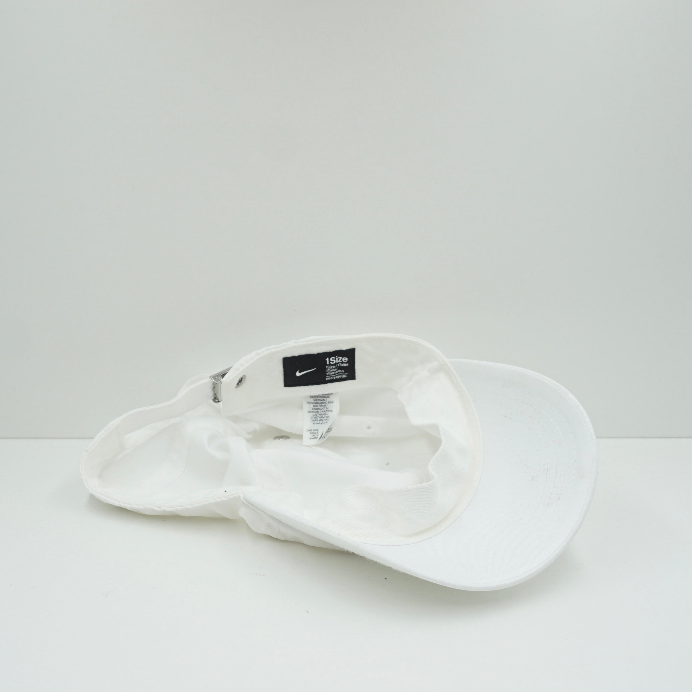 Nike Dri-FIT Metal Swoosh White Cap