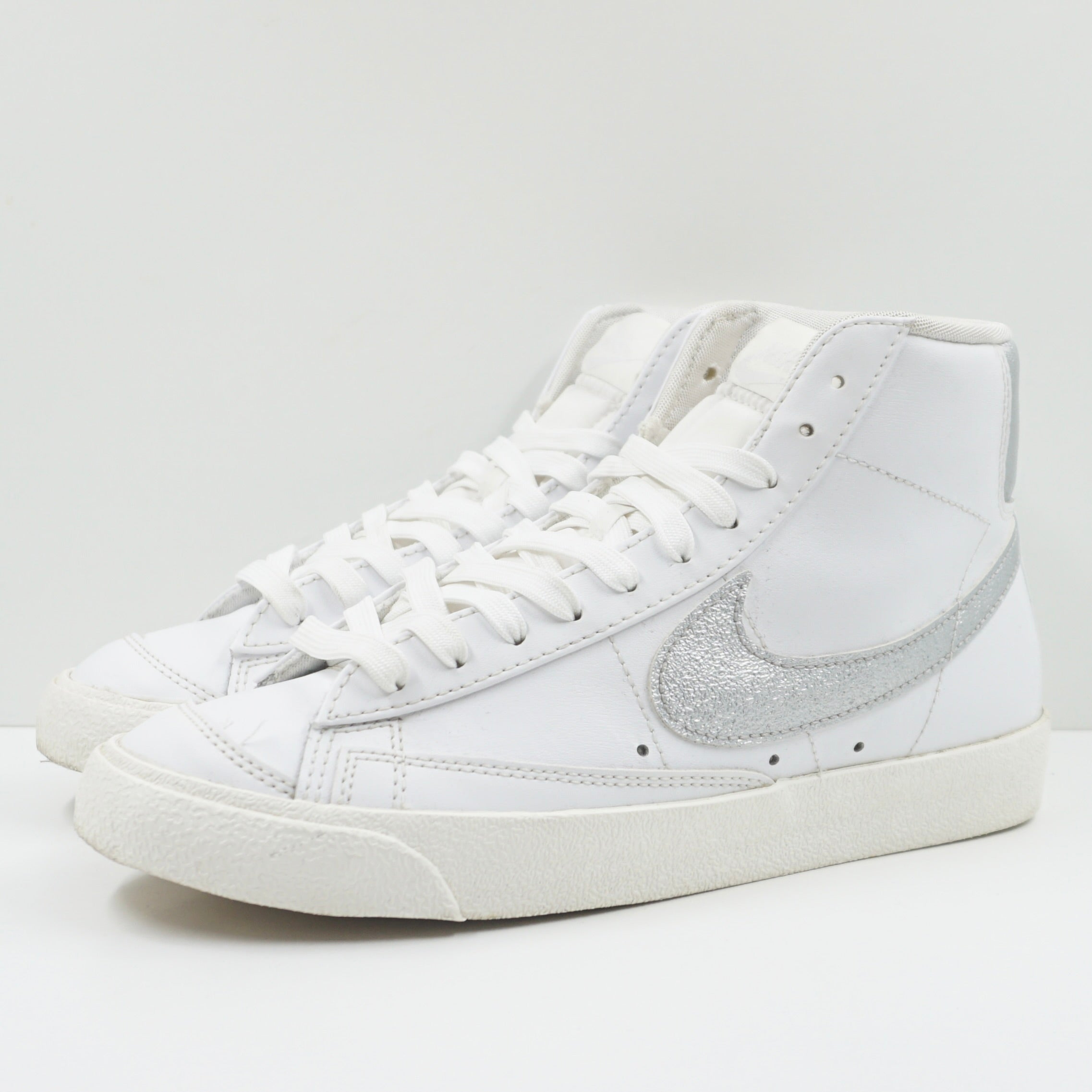 Nike Blazer Mid 77 Essential White Metallic Silver (W)