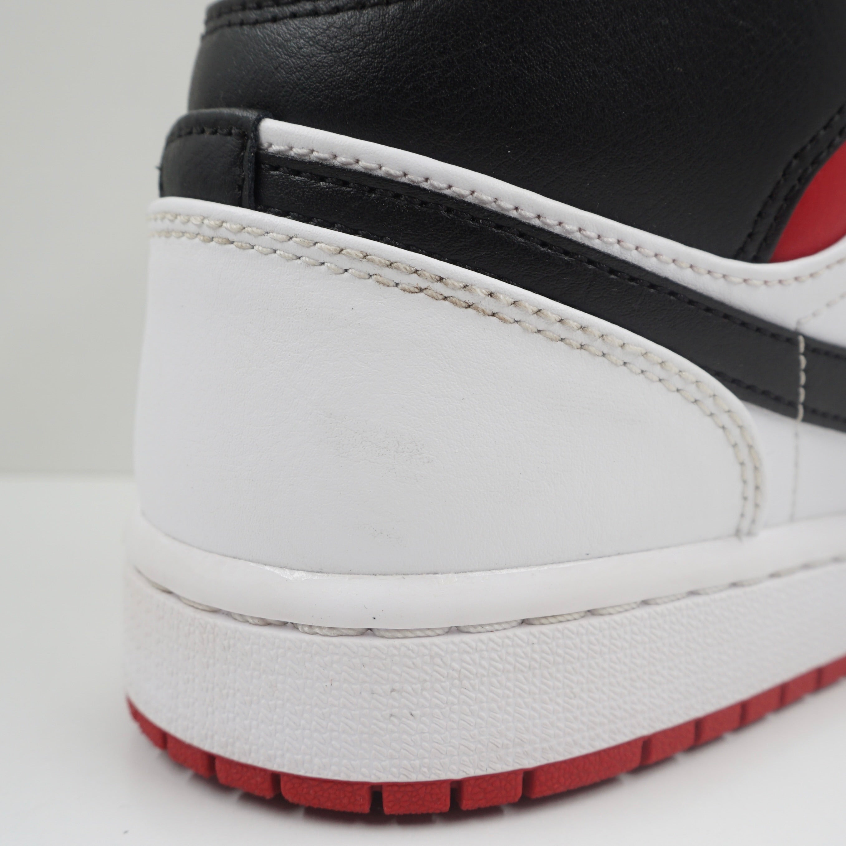 Jordan 1 Mid Gym Red Black Toe