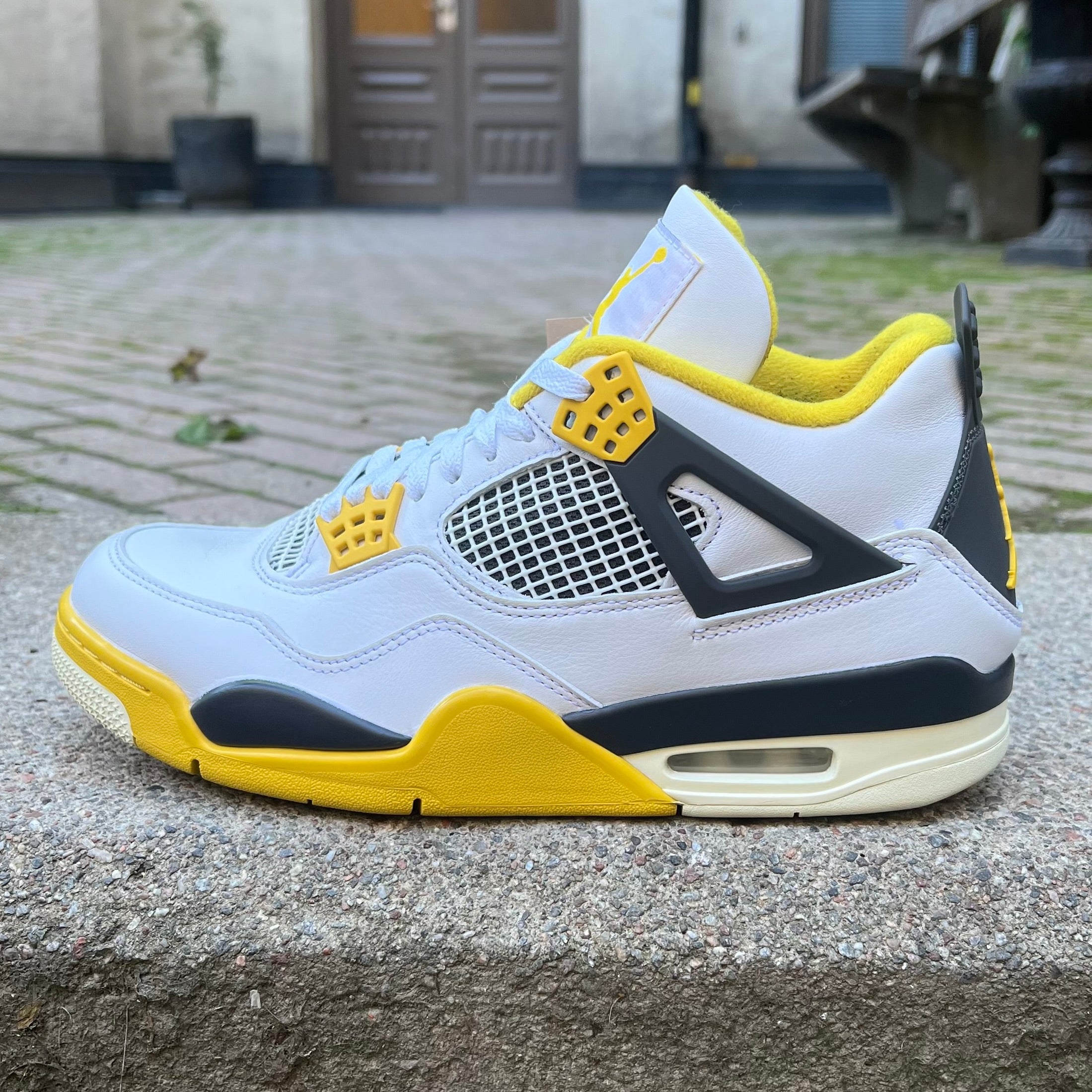Jordan 4 Retro Vivid Sulfur (W)