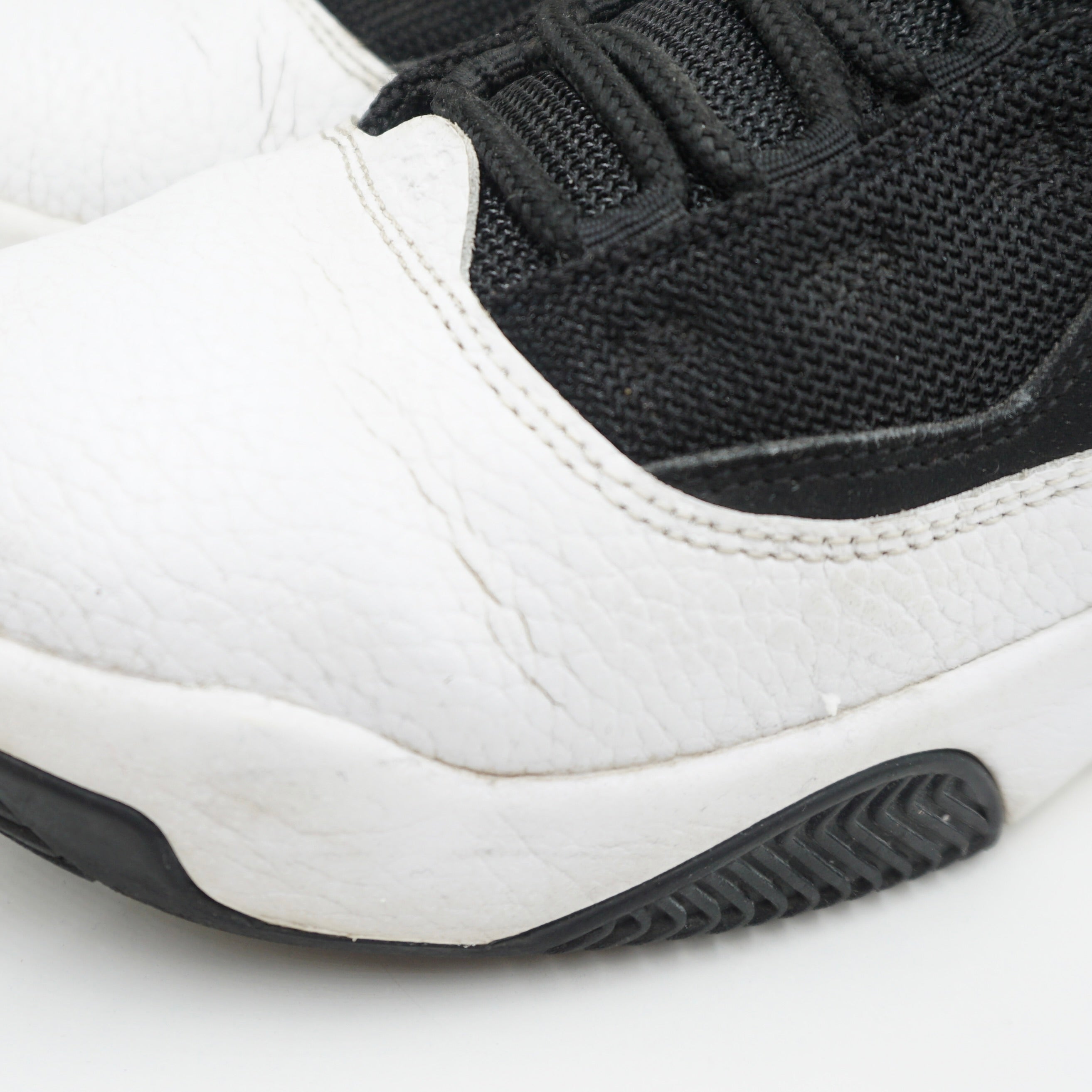 Jordan Max Aura 2 White Gym Red Black (GS)