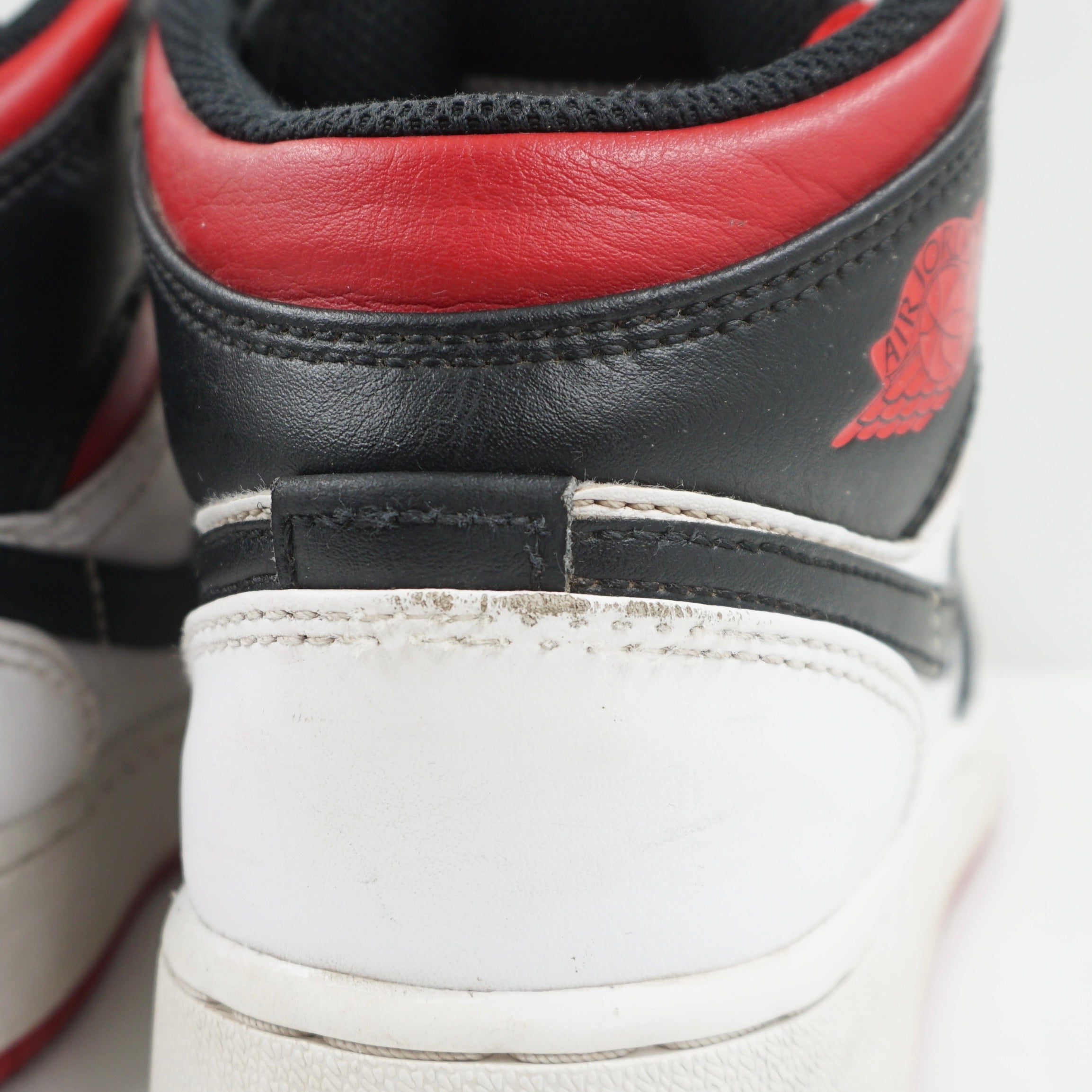 Jordan 1 Mid Gym Red Black Toe (GS)