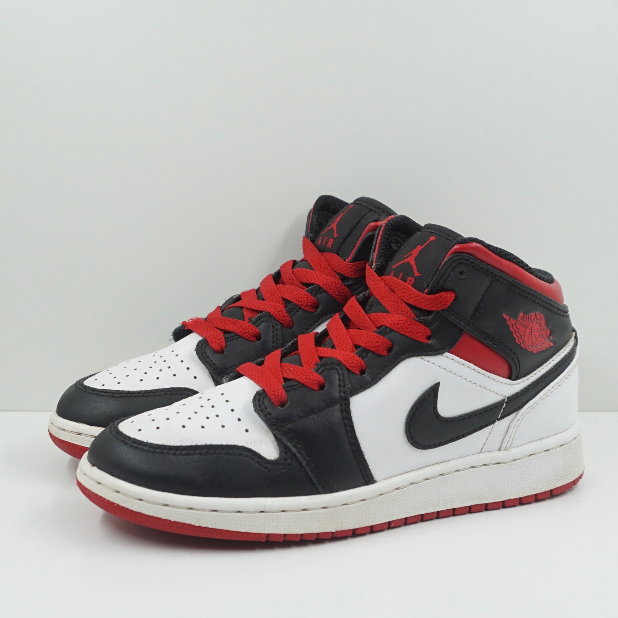 Jordan 1 Mid Gym Red Black Toe (GS)