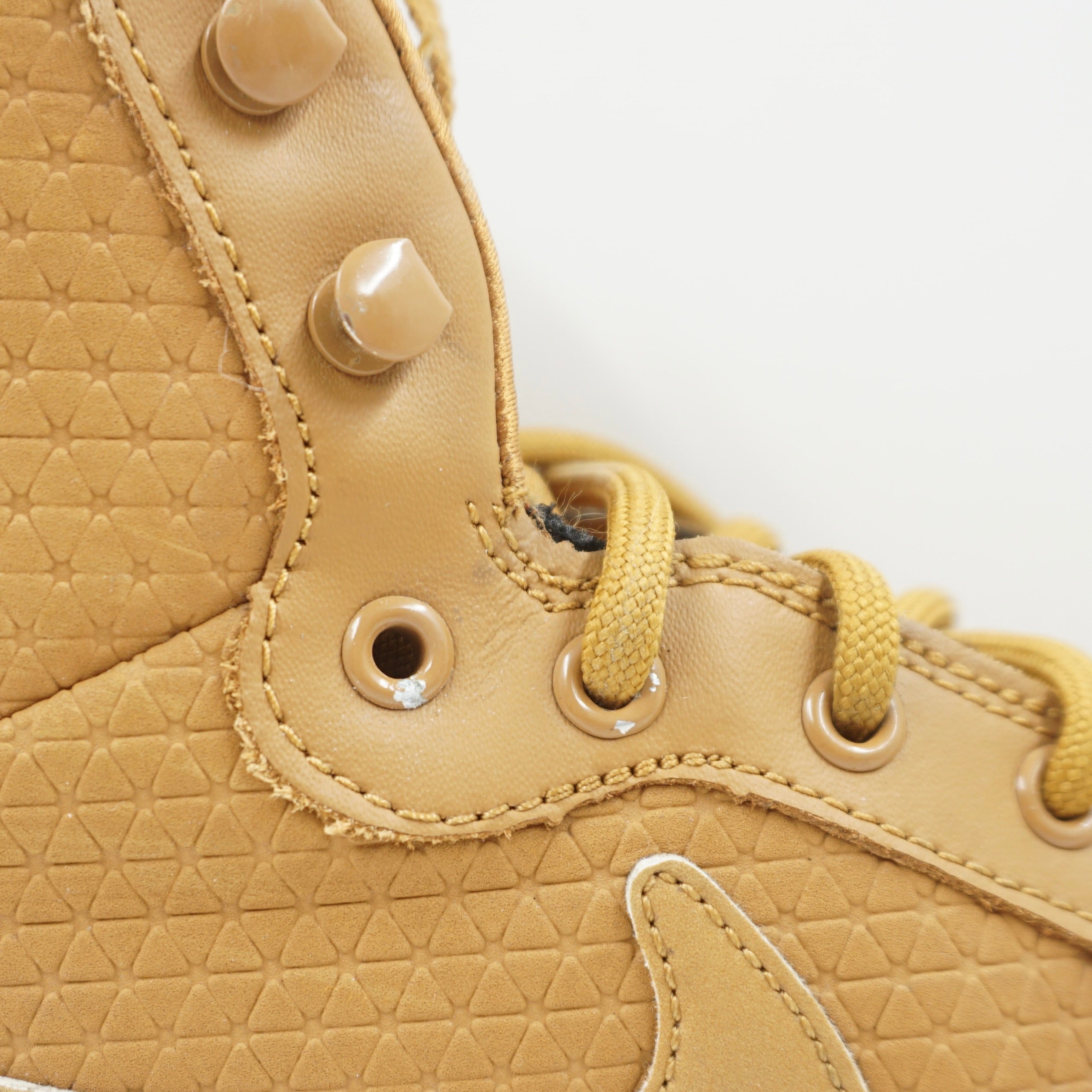 Nike Court Borough Mid Winter Wheat