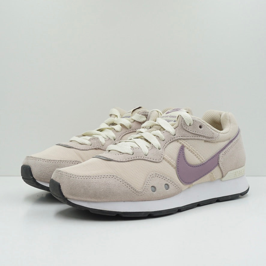 Nike Venture Runner Sanddrift Amethyst Wave (W)