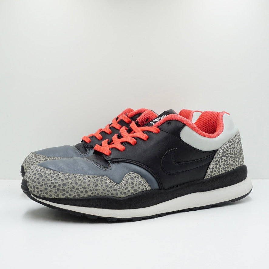 Nike Air Safari LE Crimson