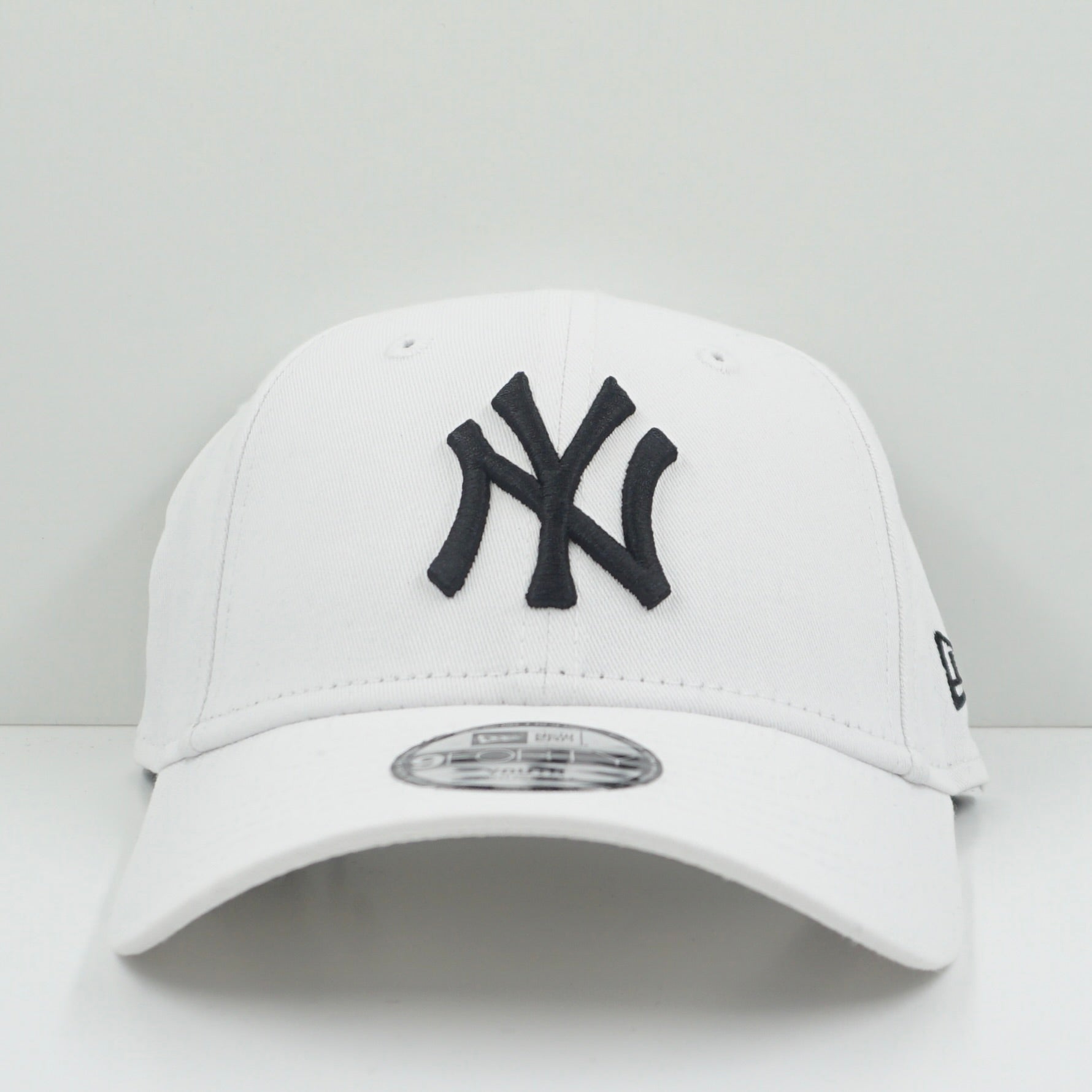 New Era New York Yankees White Black 9Forty Adjustable Cap (Youth)