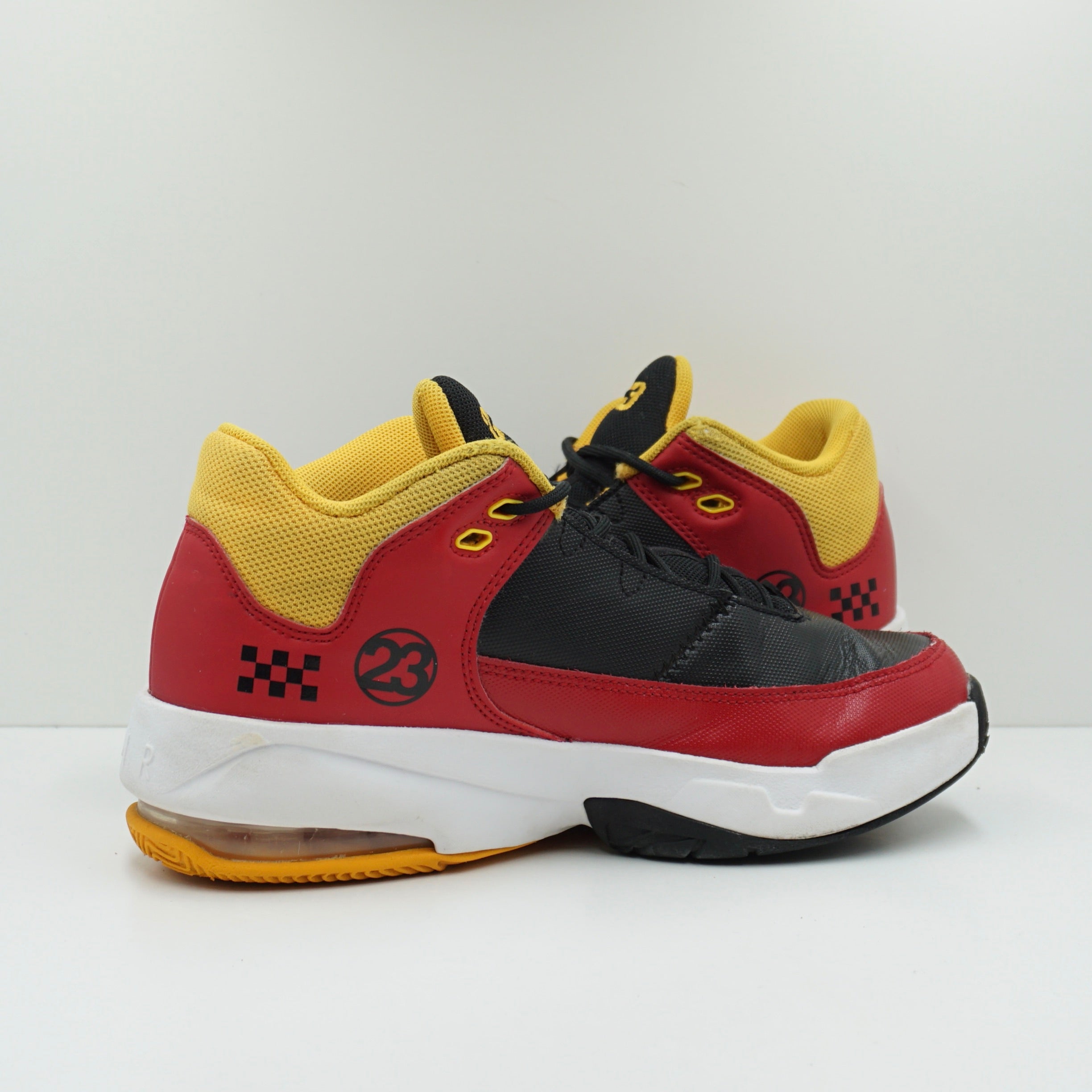 Jordan Max Aura 3 SE Black Gym Red Gold (GS)