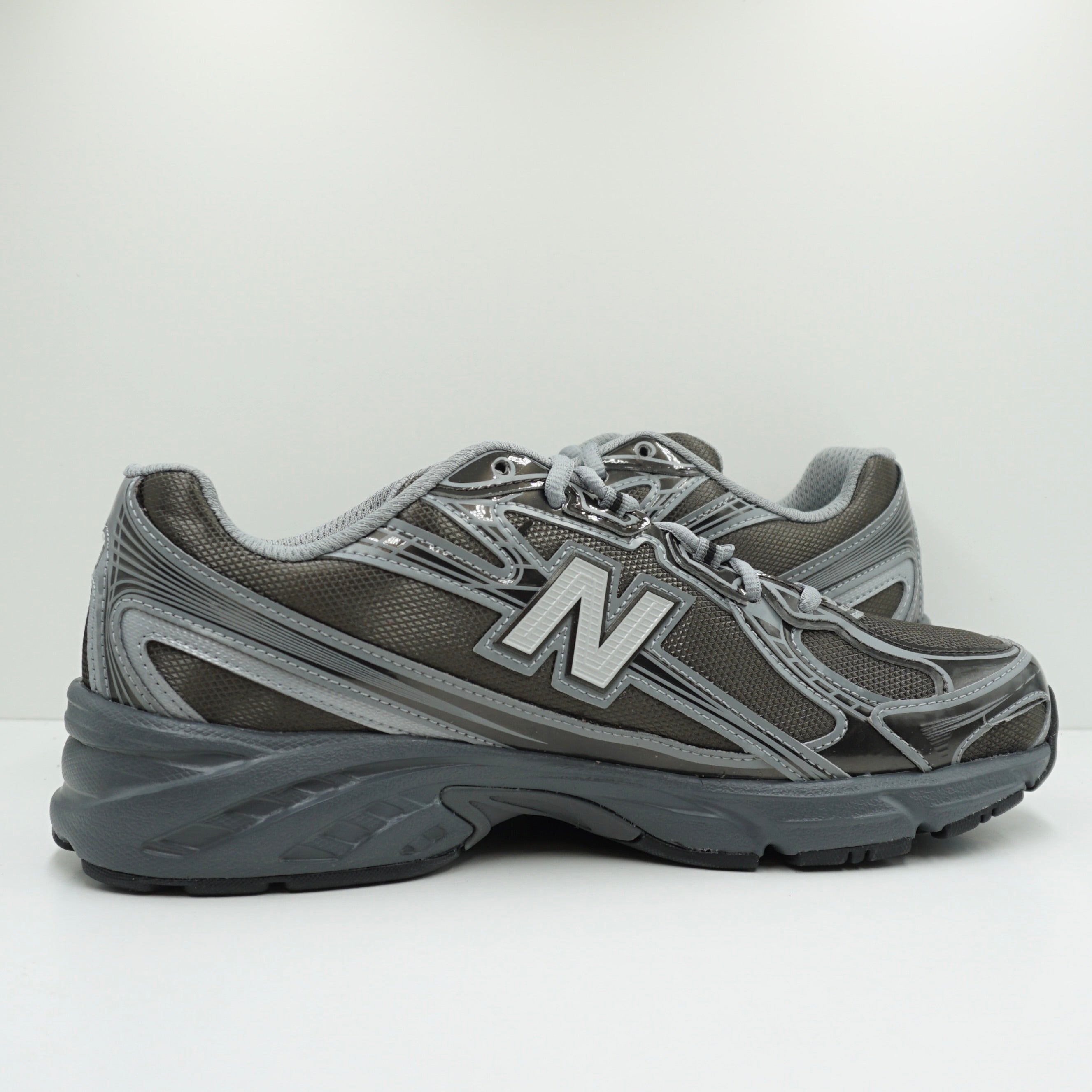 New Balance 740 Black Metallic
