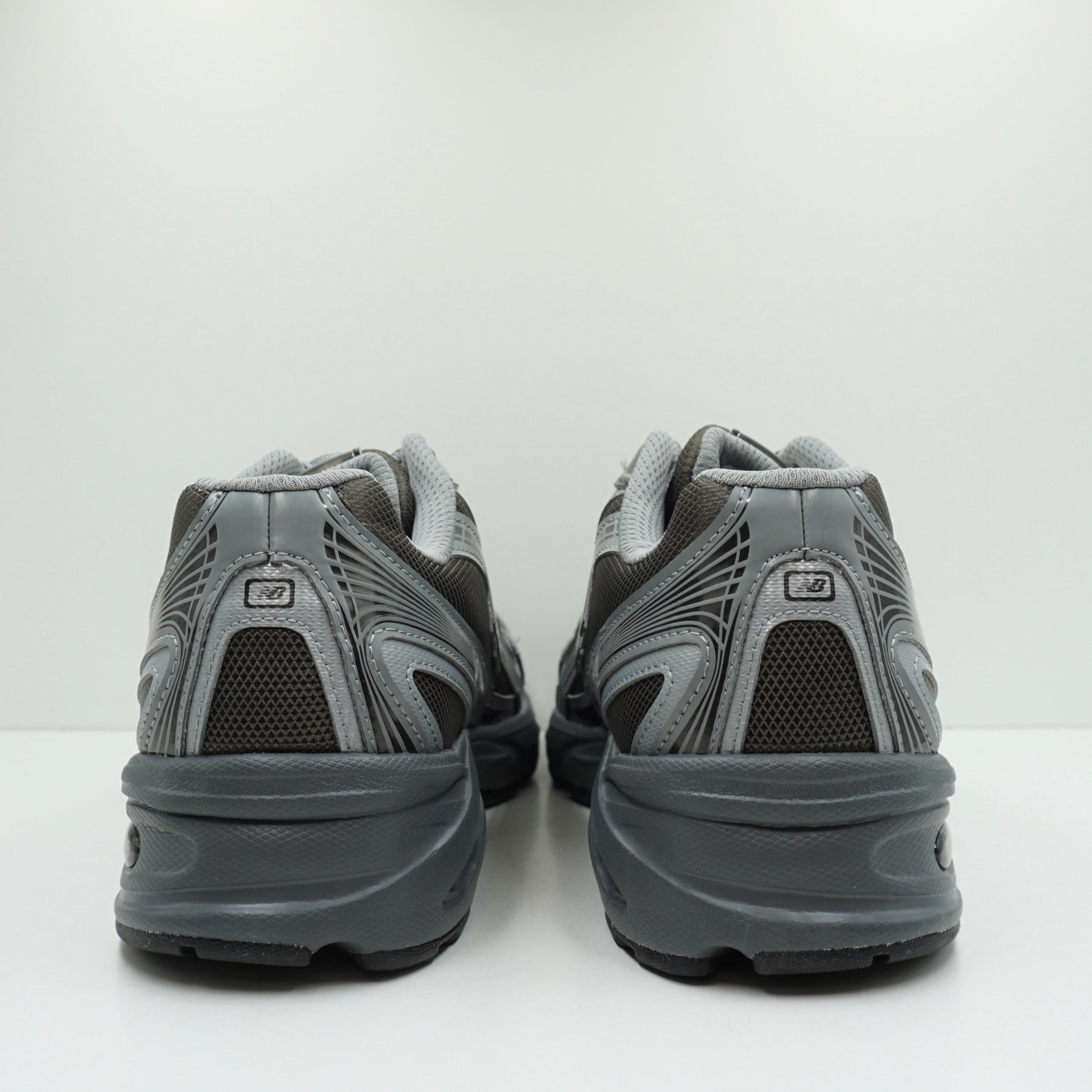 New Balance 740 Black Metallic