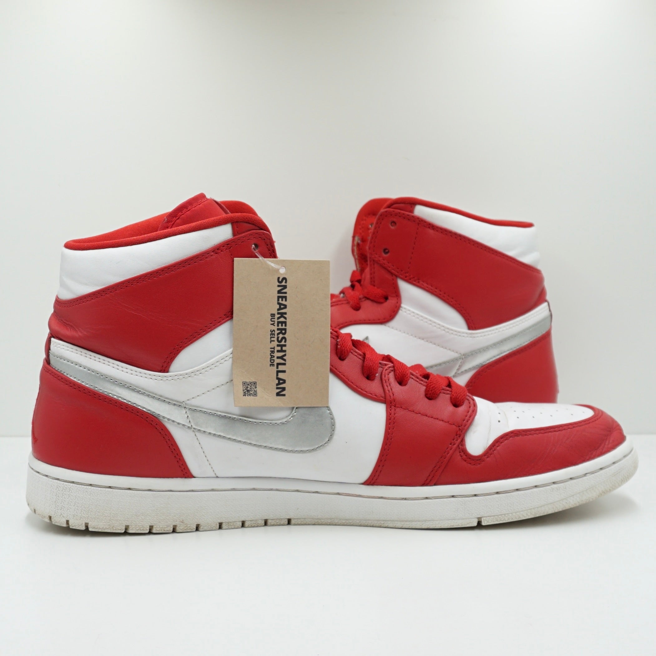 Jordan 1 Retro Silver Medal