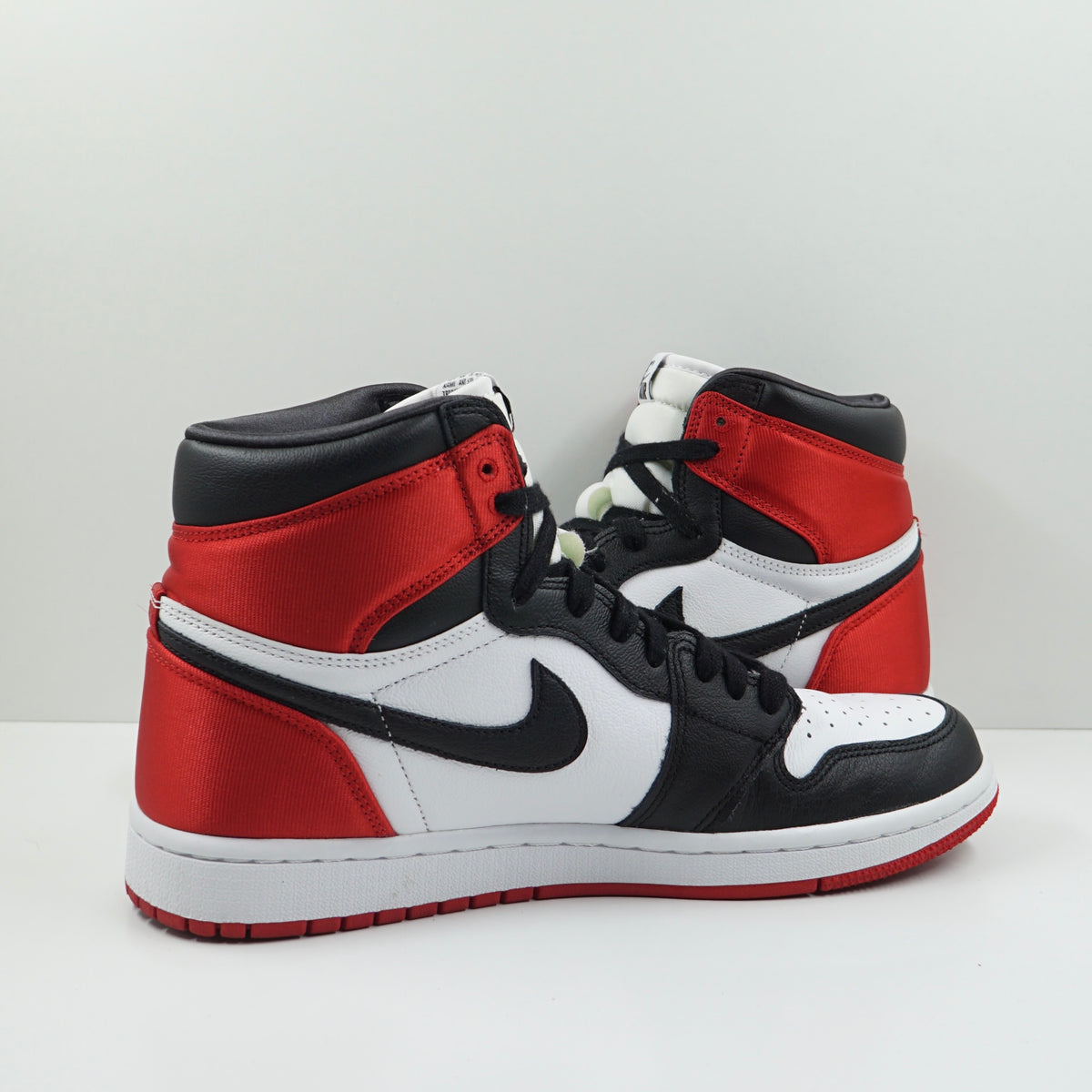 Jordan 1 Retro High Satin Black Toe (W)