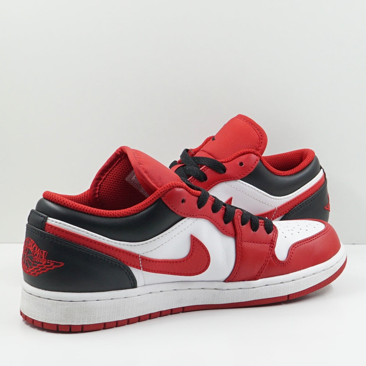 Jordan 1 Low Bulls