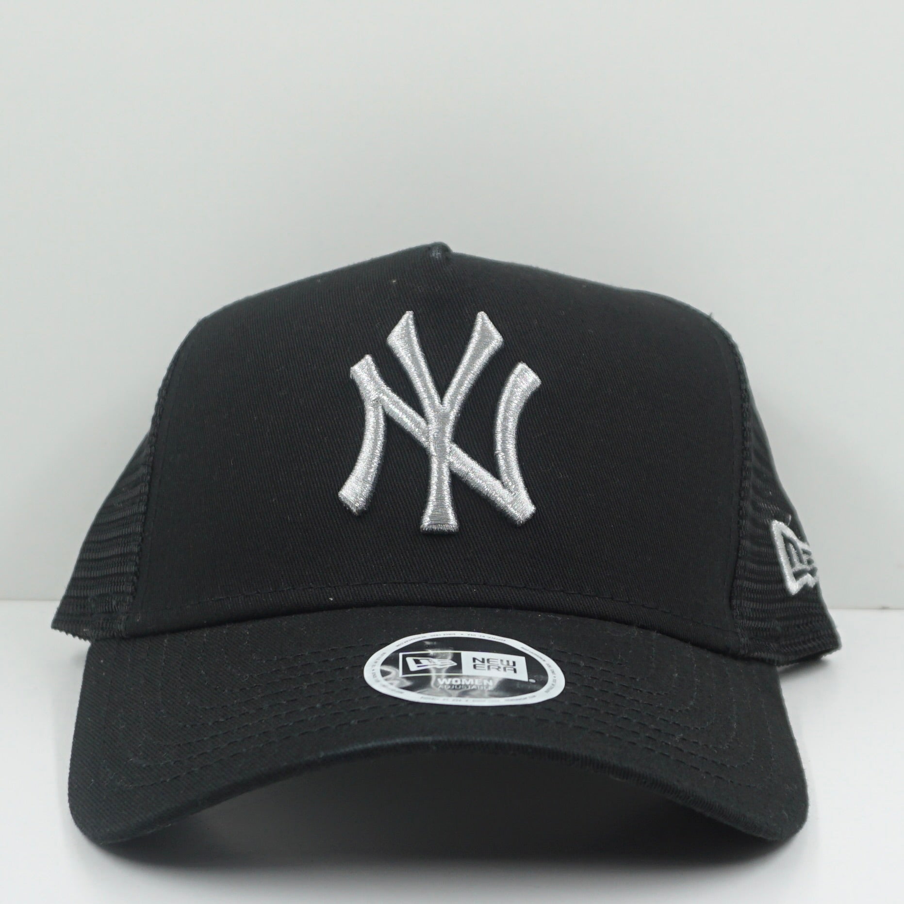 New Era New York Yankees Black Silver Snapback Trucker Cap (W)