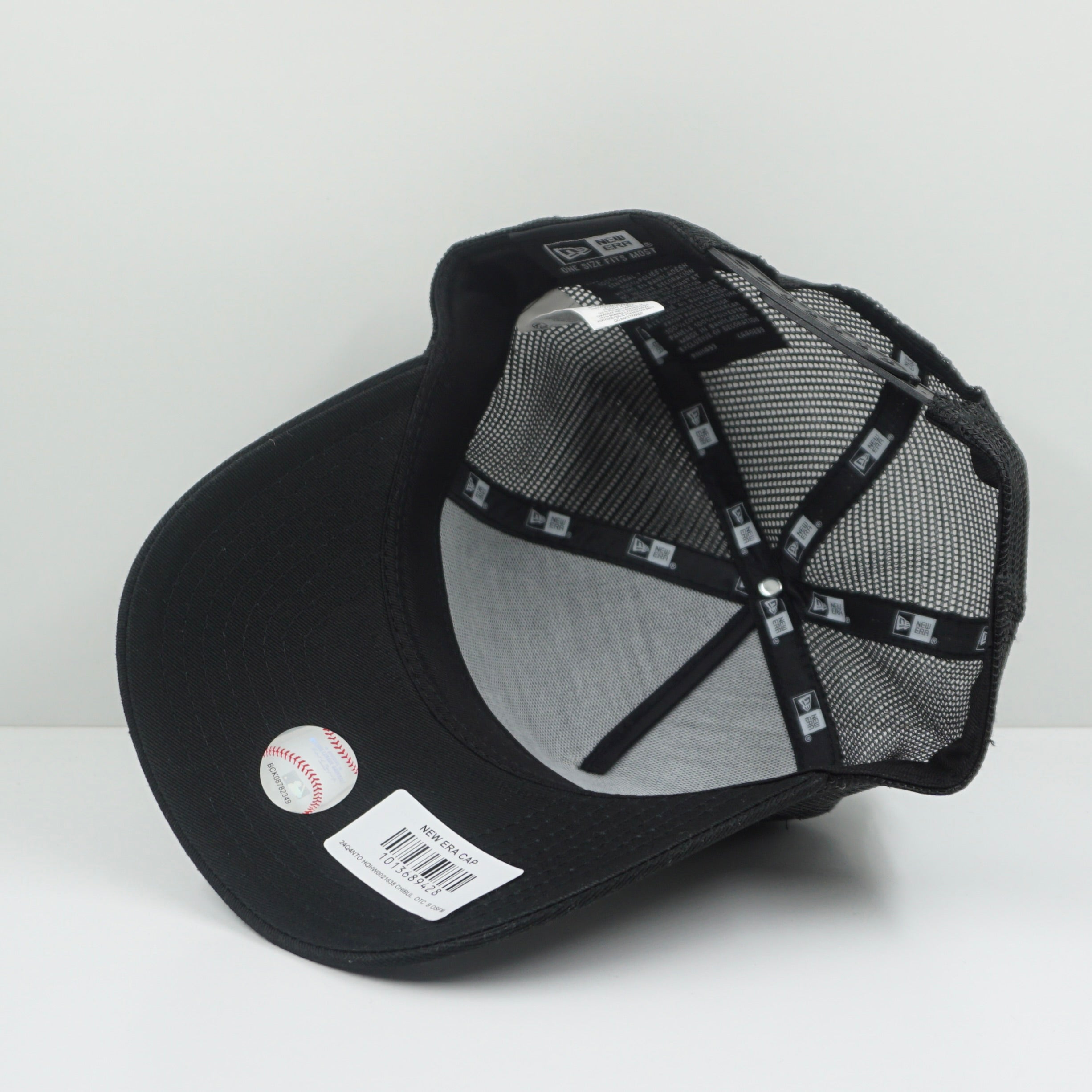 New Era New York Yankees Black Silver Snapback Trucker Cap (W)