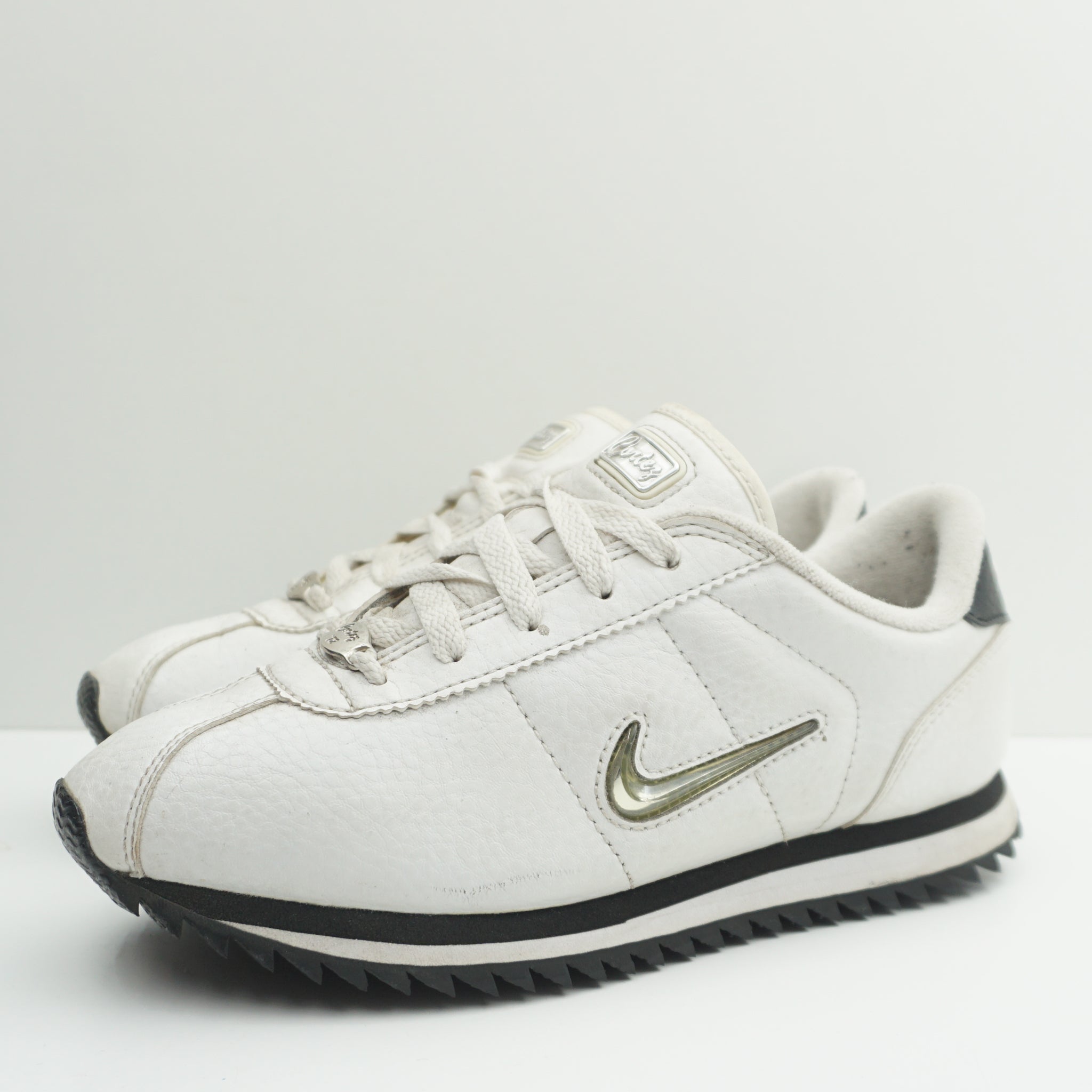 Nike cortez silver outlet swoosh