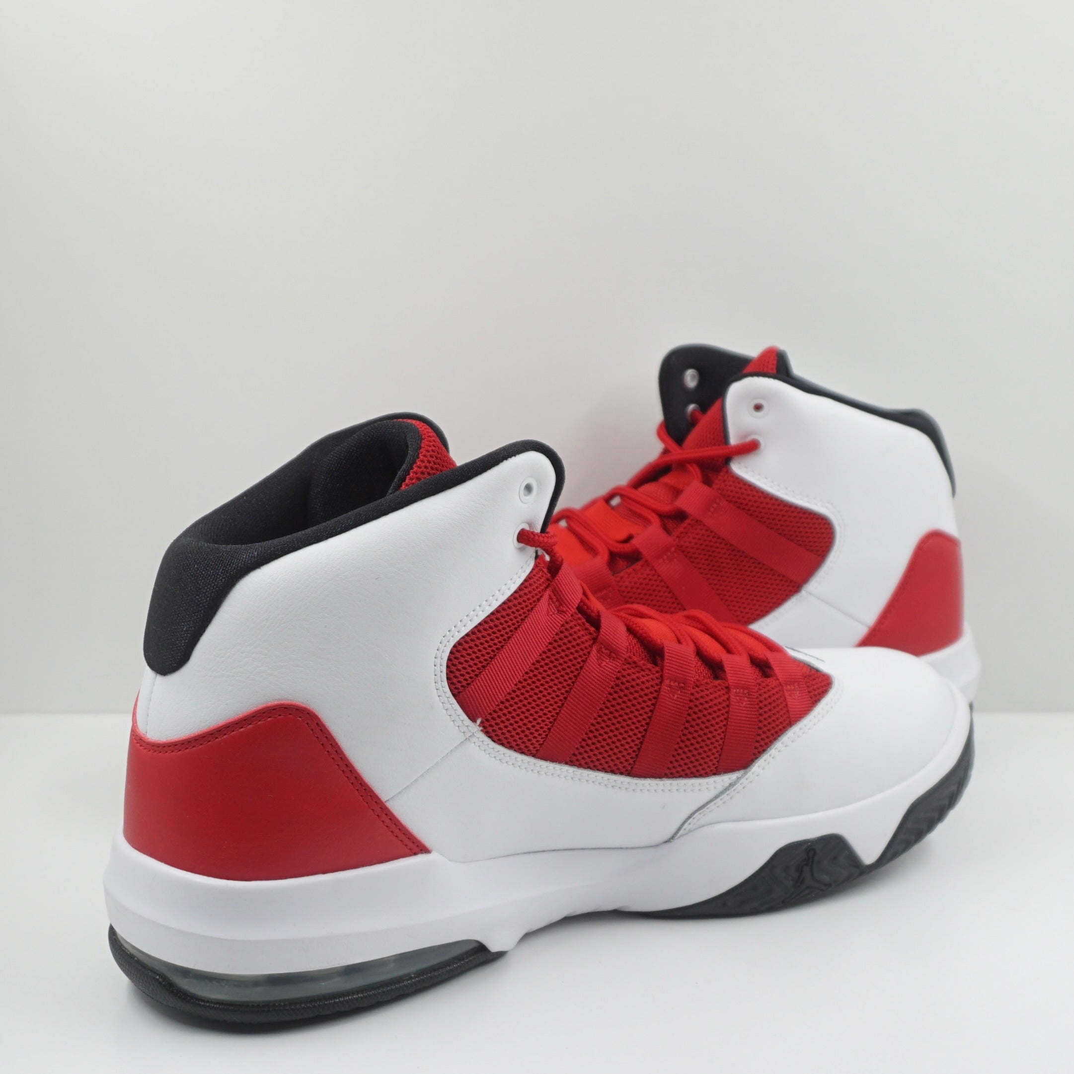 Jordan Max Aura White Gym Red