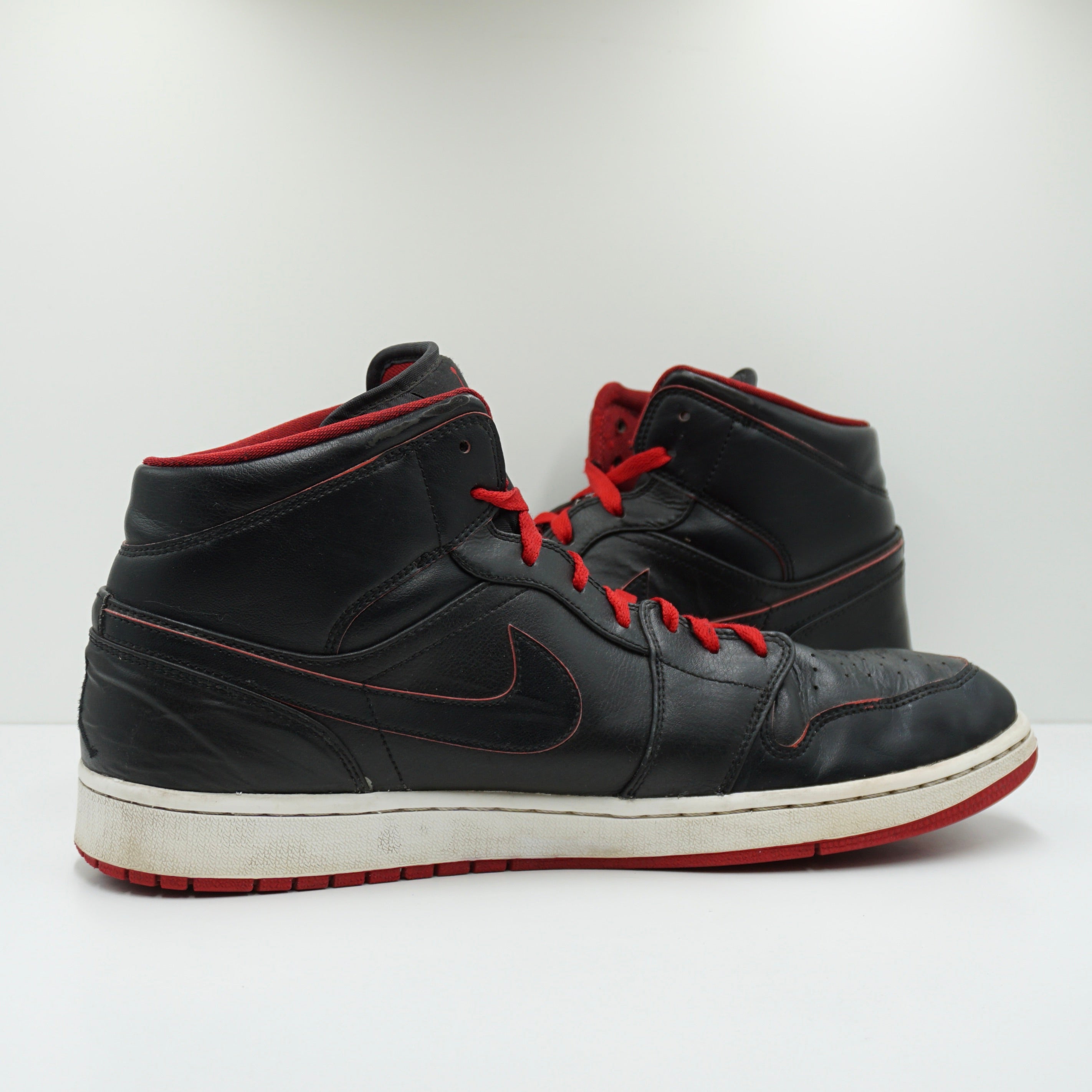 Jordan 1 Retro Mid Black Red White