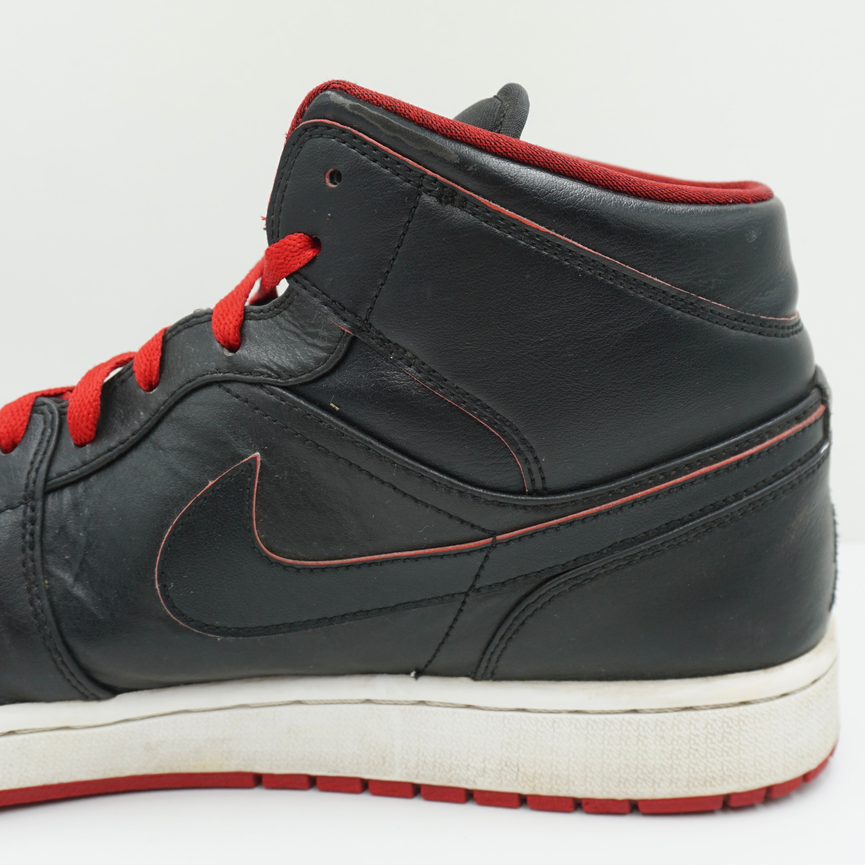 Jordan 1 Retro Mid Black Red White