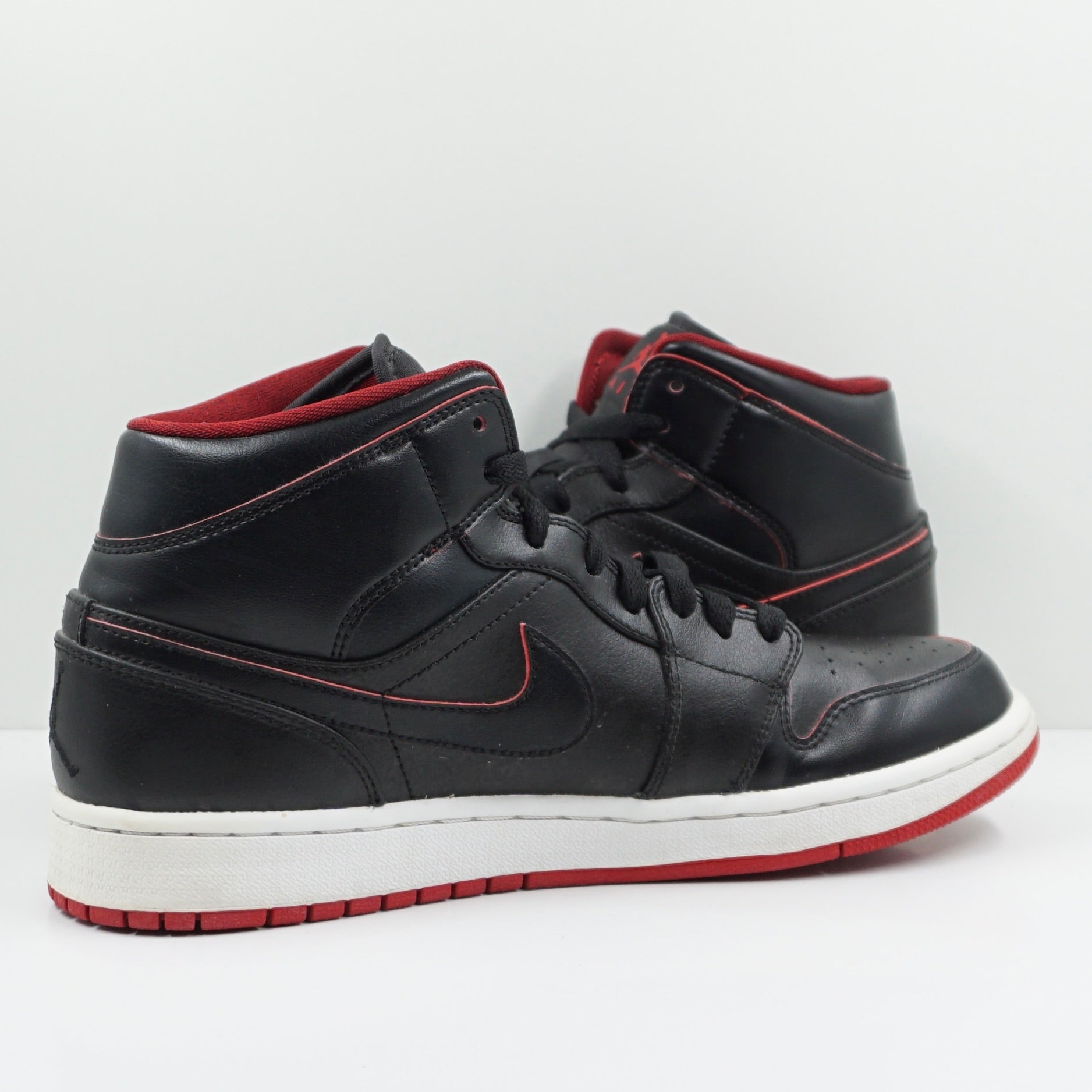 Jordan 1 Retro Mid Black Red White