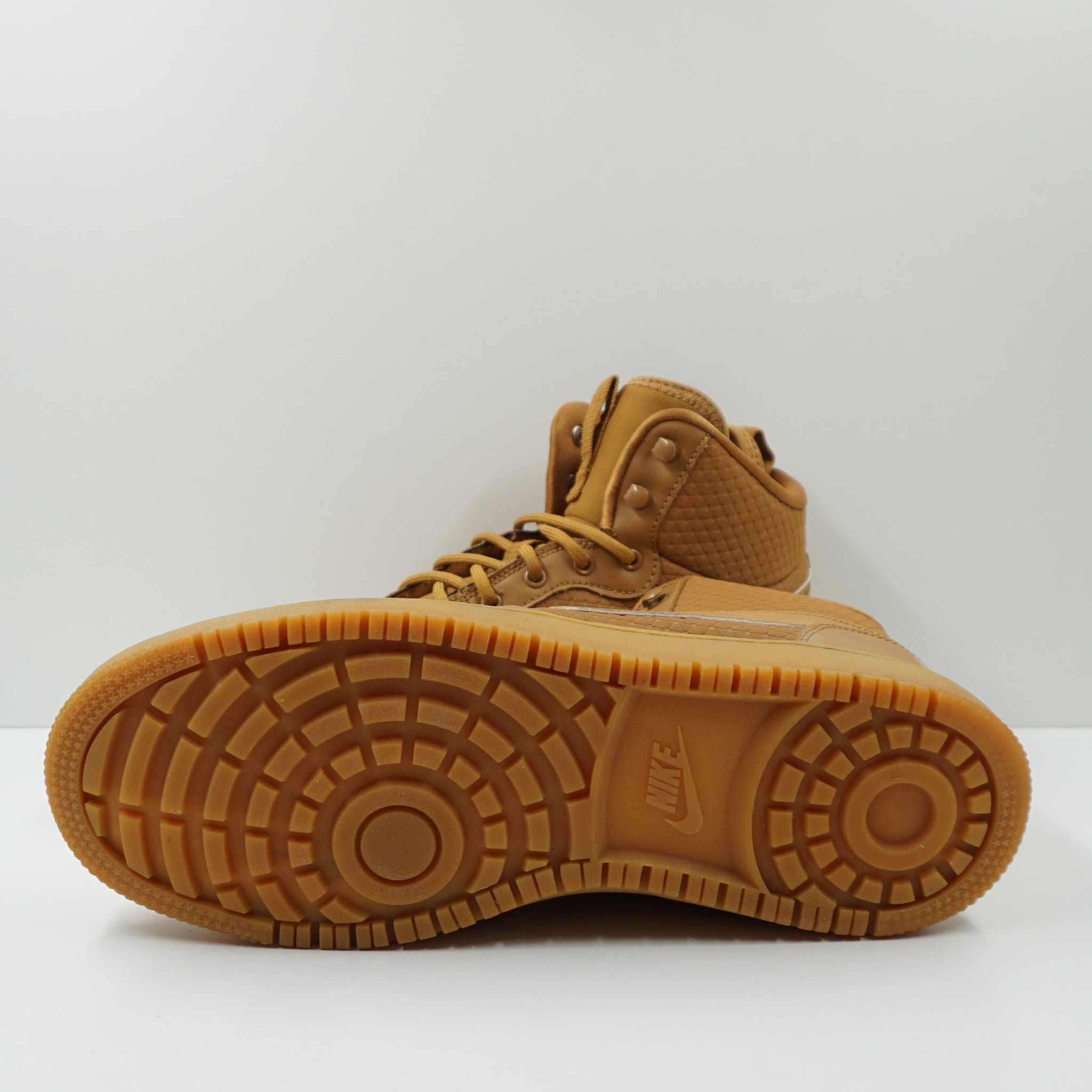 Nike Court Borough Mid Winter Wheat