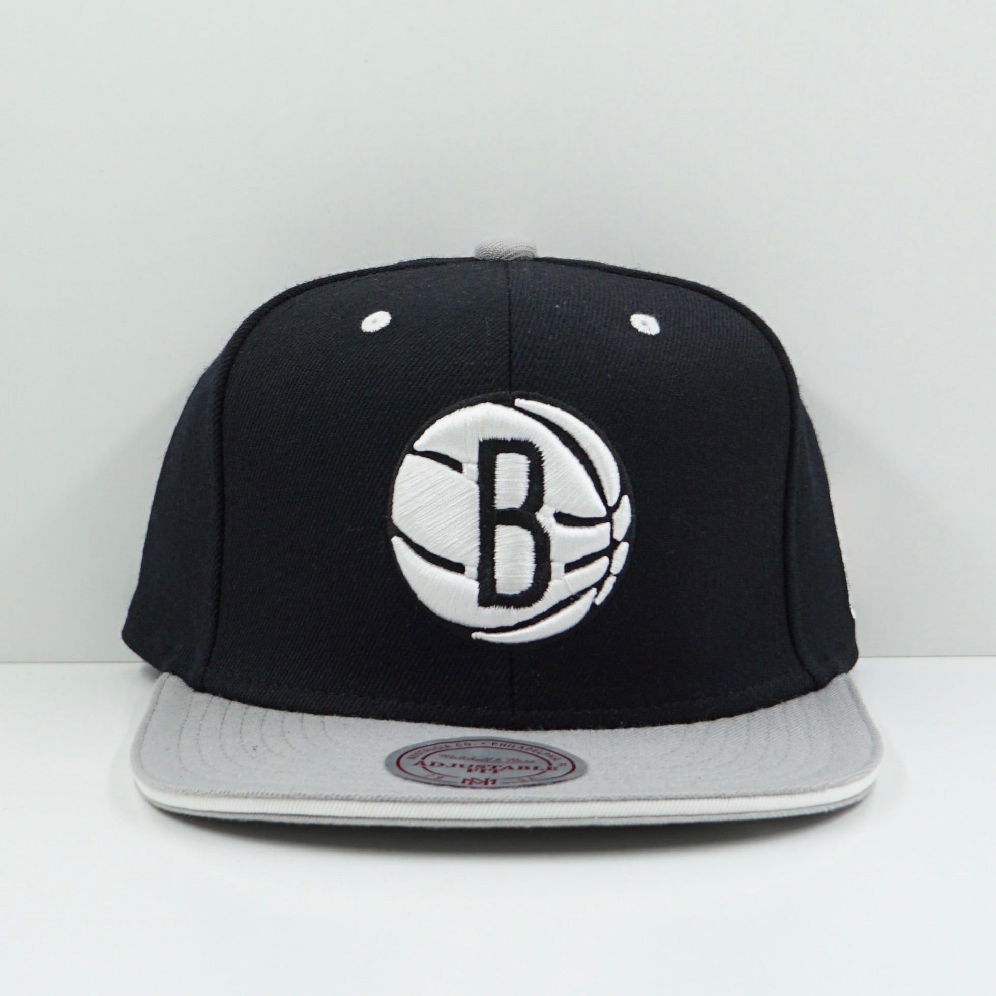 Mitchell & Ness Brooklyn Nets Basketball Logo White Black Snapback Cap