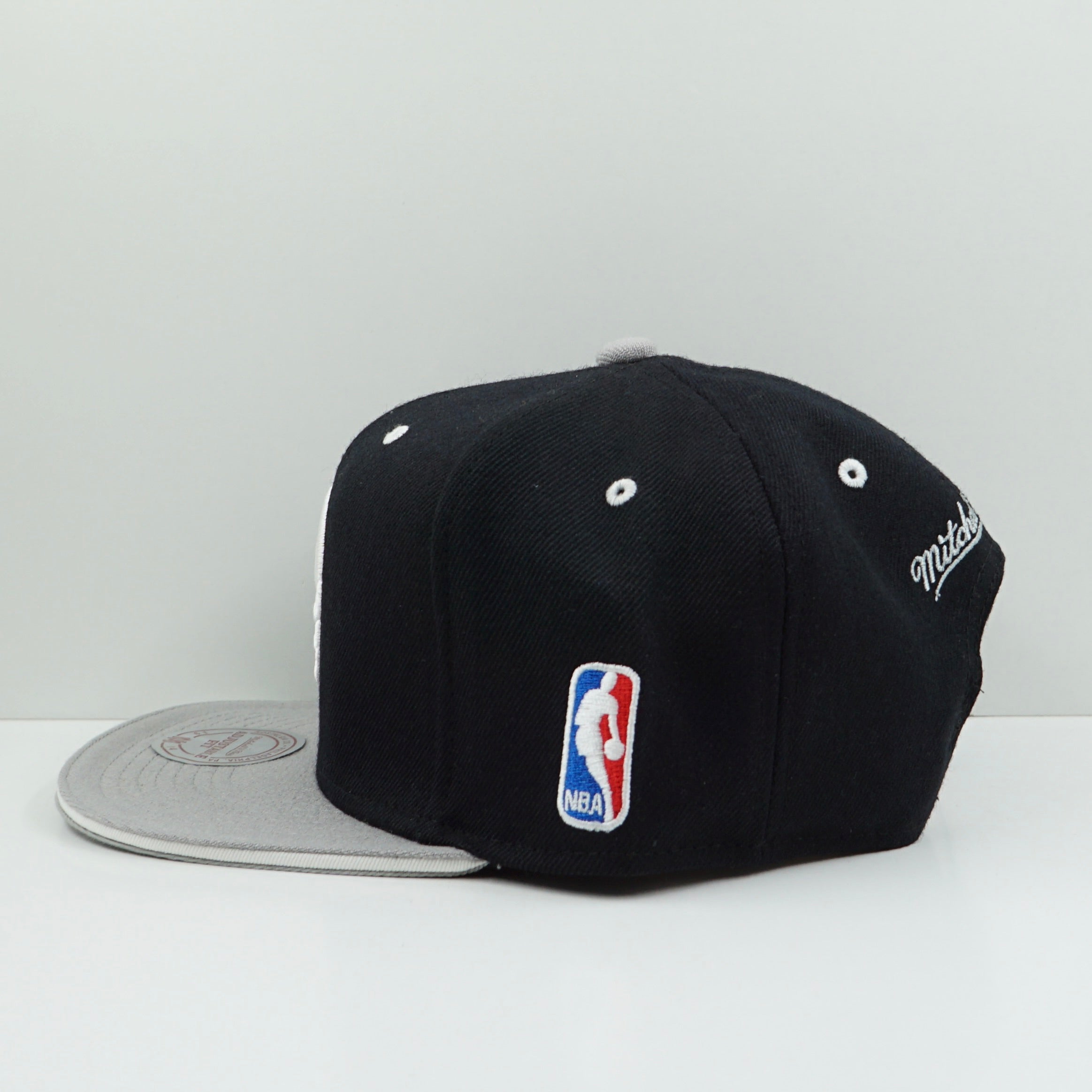 Mitchell & Ness Brooklyn Nets Basketball Logo White Black Snapback Cap