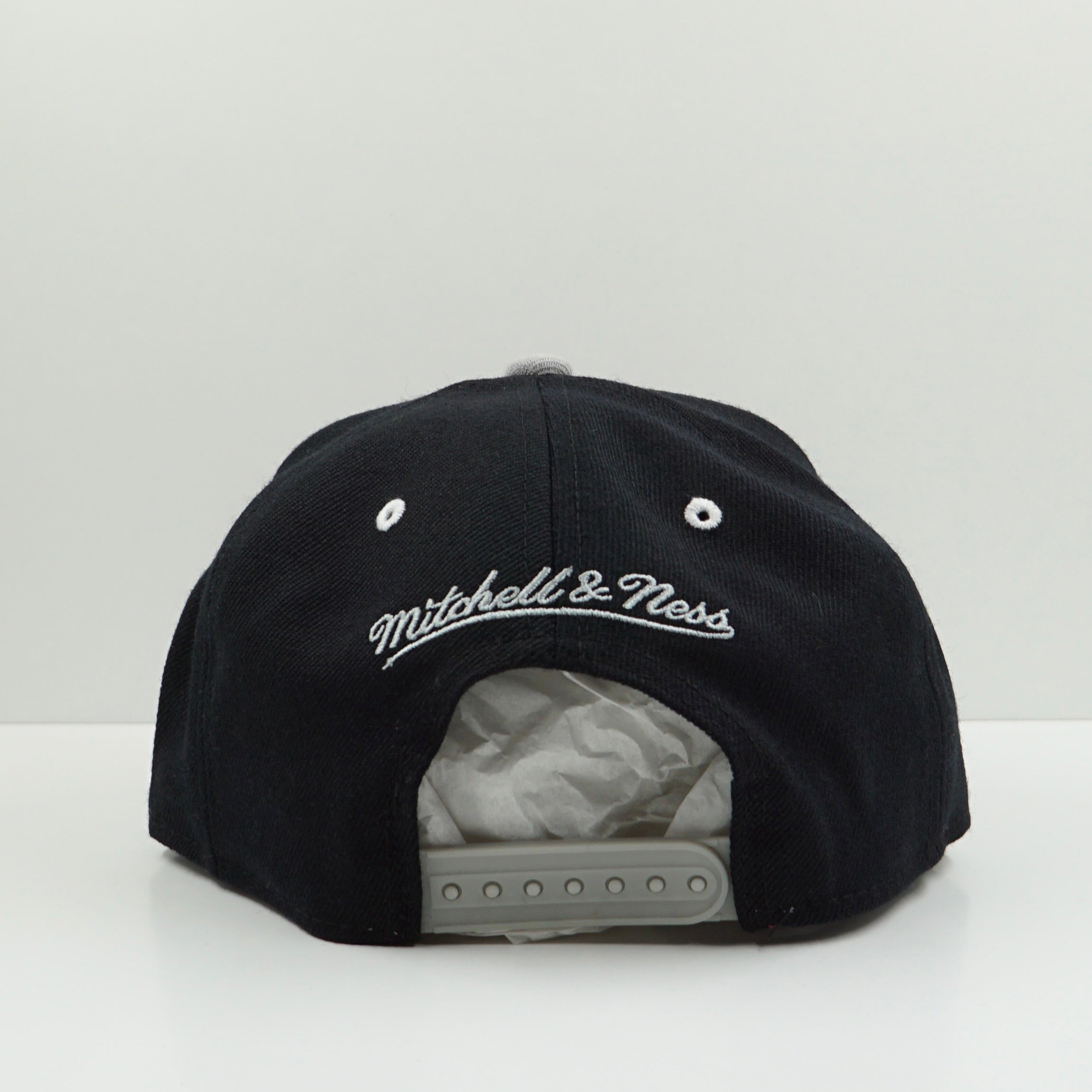 Mitchell & Ness Brooklyn Nets Basketball Logo White Black Snapback Cap