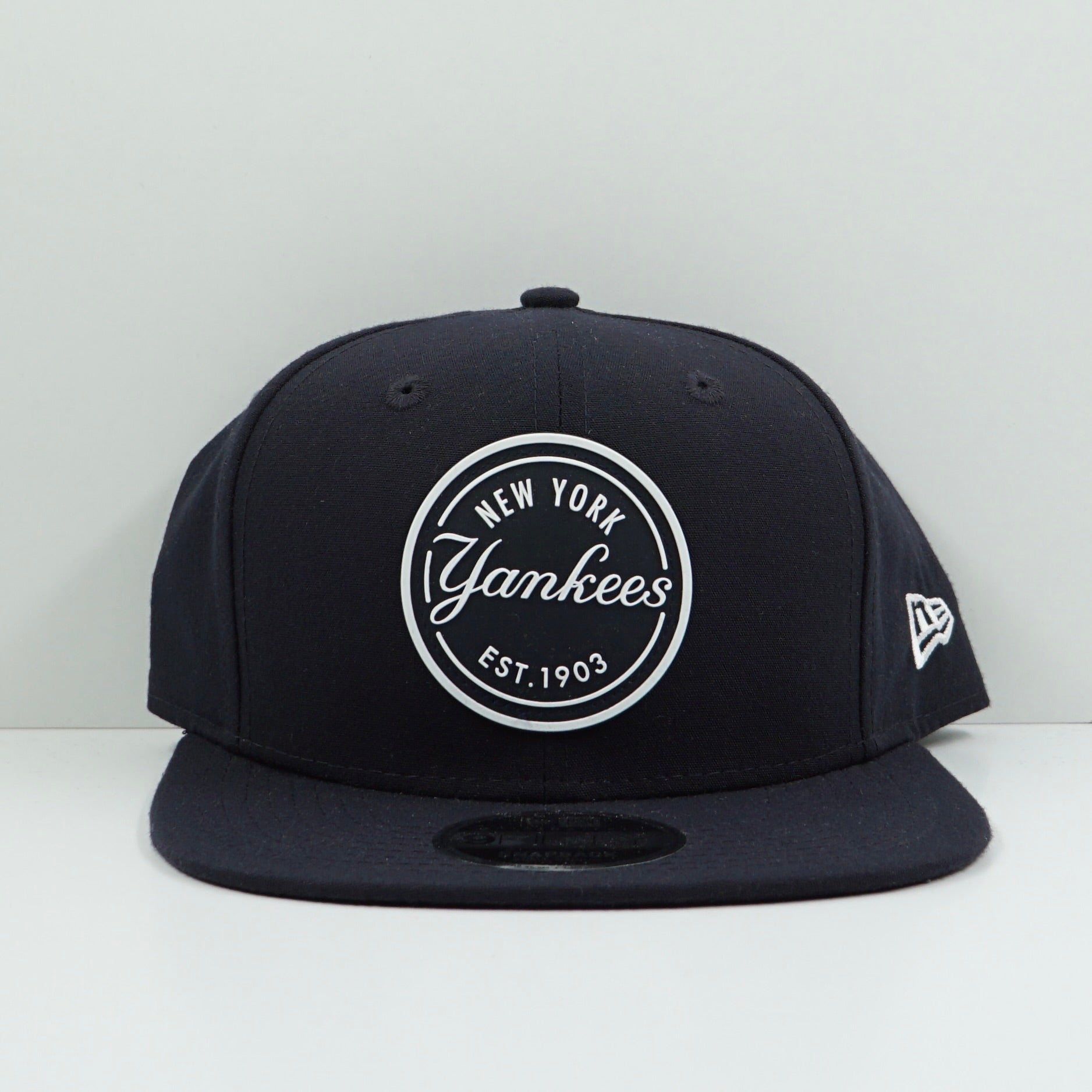 New Era New York Yankees Round Logo Navy White Snapback Cap