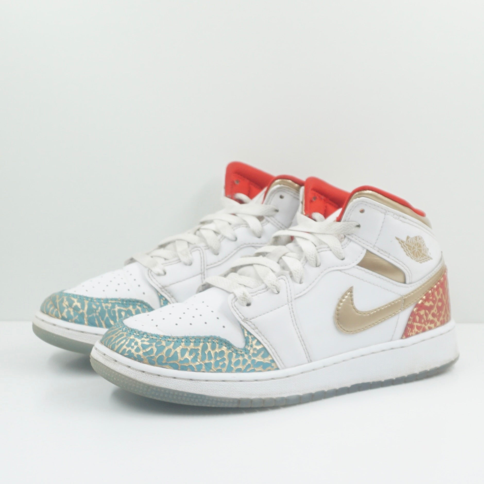 Jordan 1 Mid Sneaker School NC to Chicago (GS)