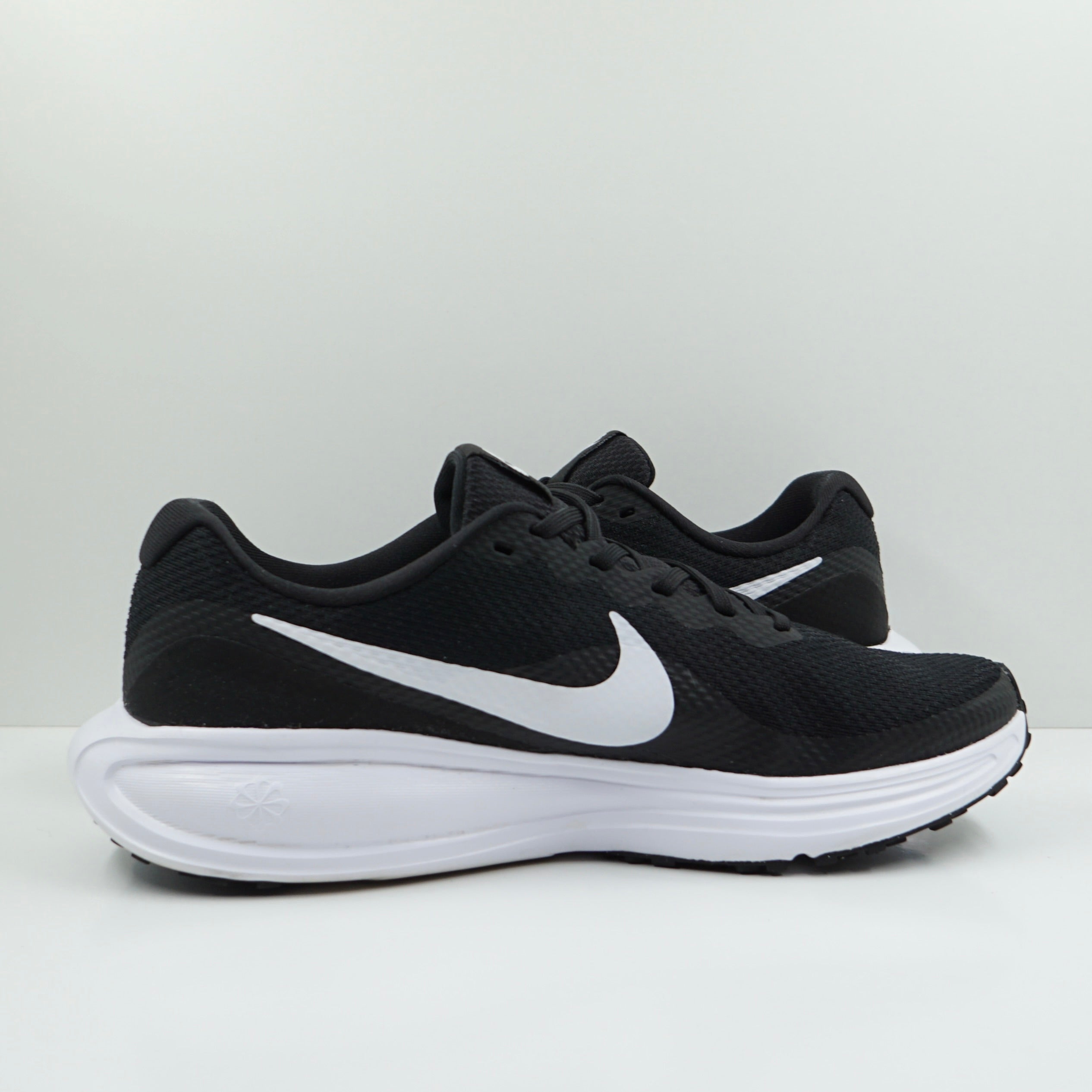 Nike Revolution 8 Black White