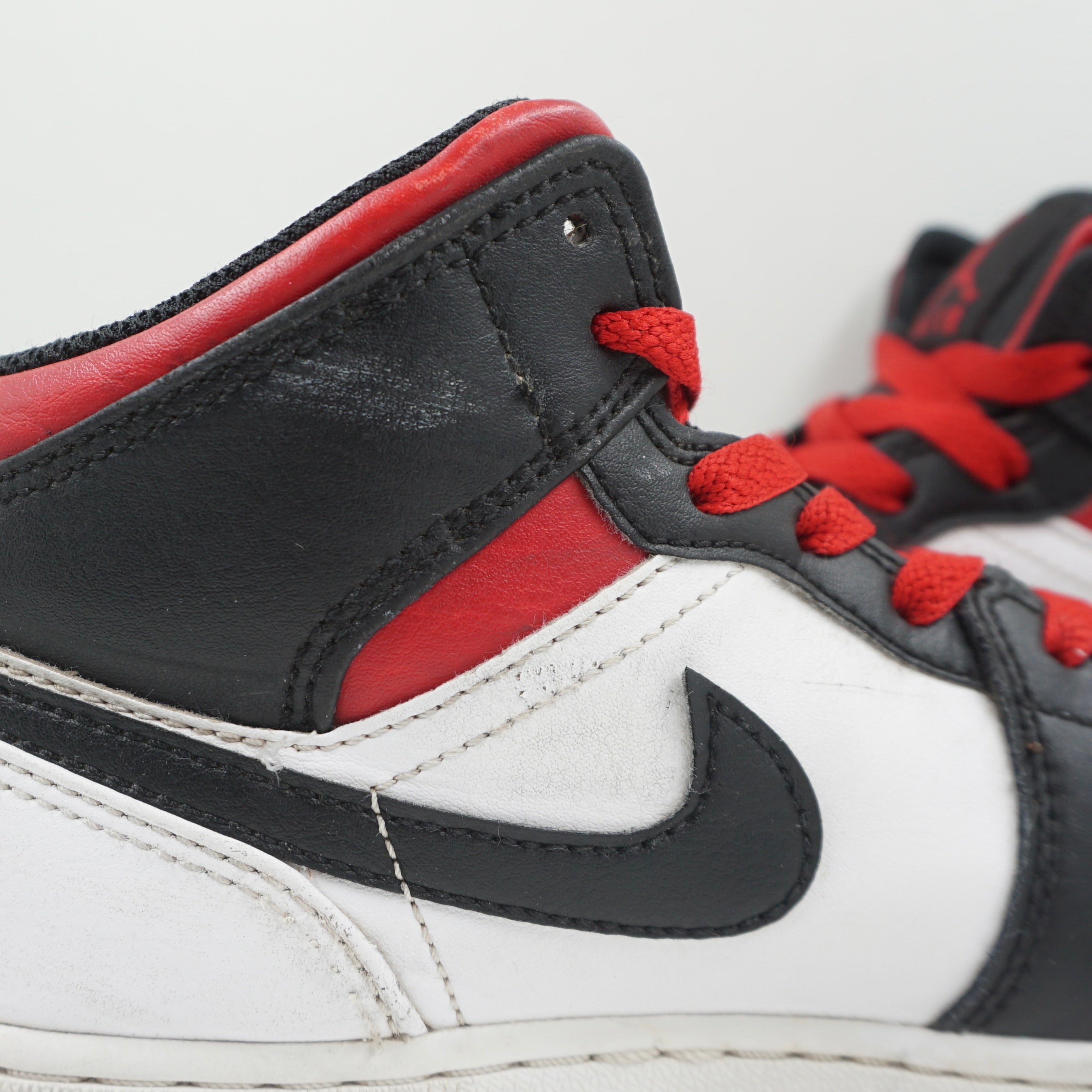 Jordan 1 Mid Gym Red Black Toe (GS)