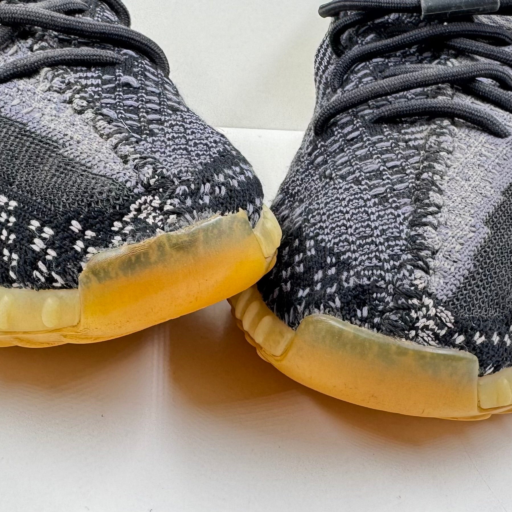 Adidas Yeezy Boost 350 V2 Carbon