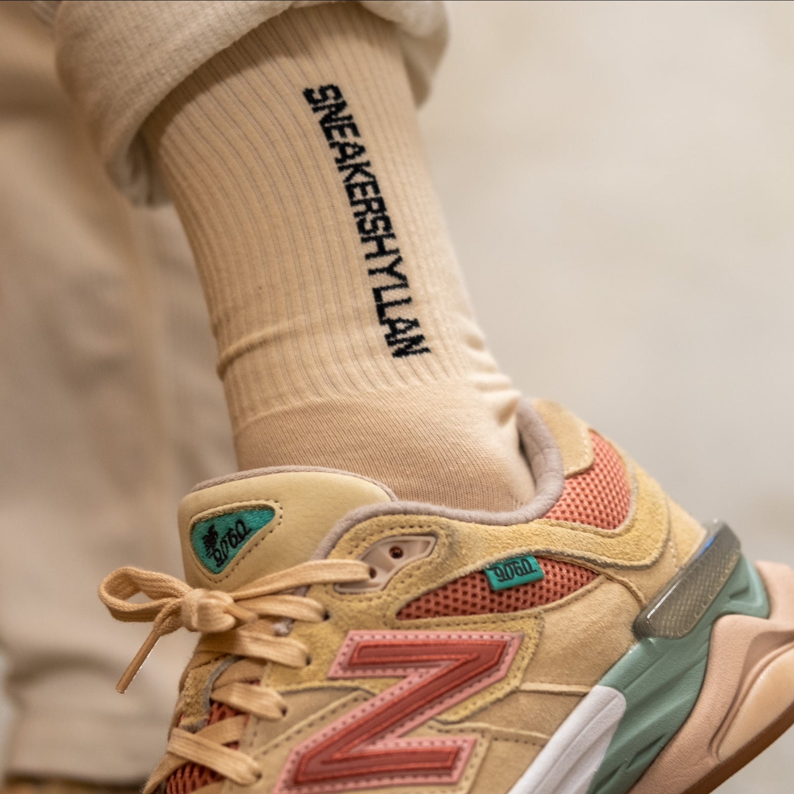 Sneakershyllan Beige Tube Socks