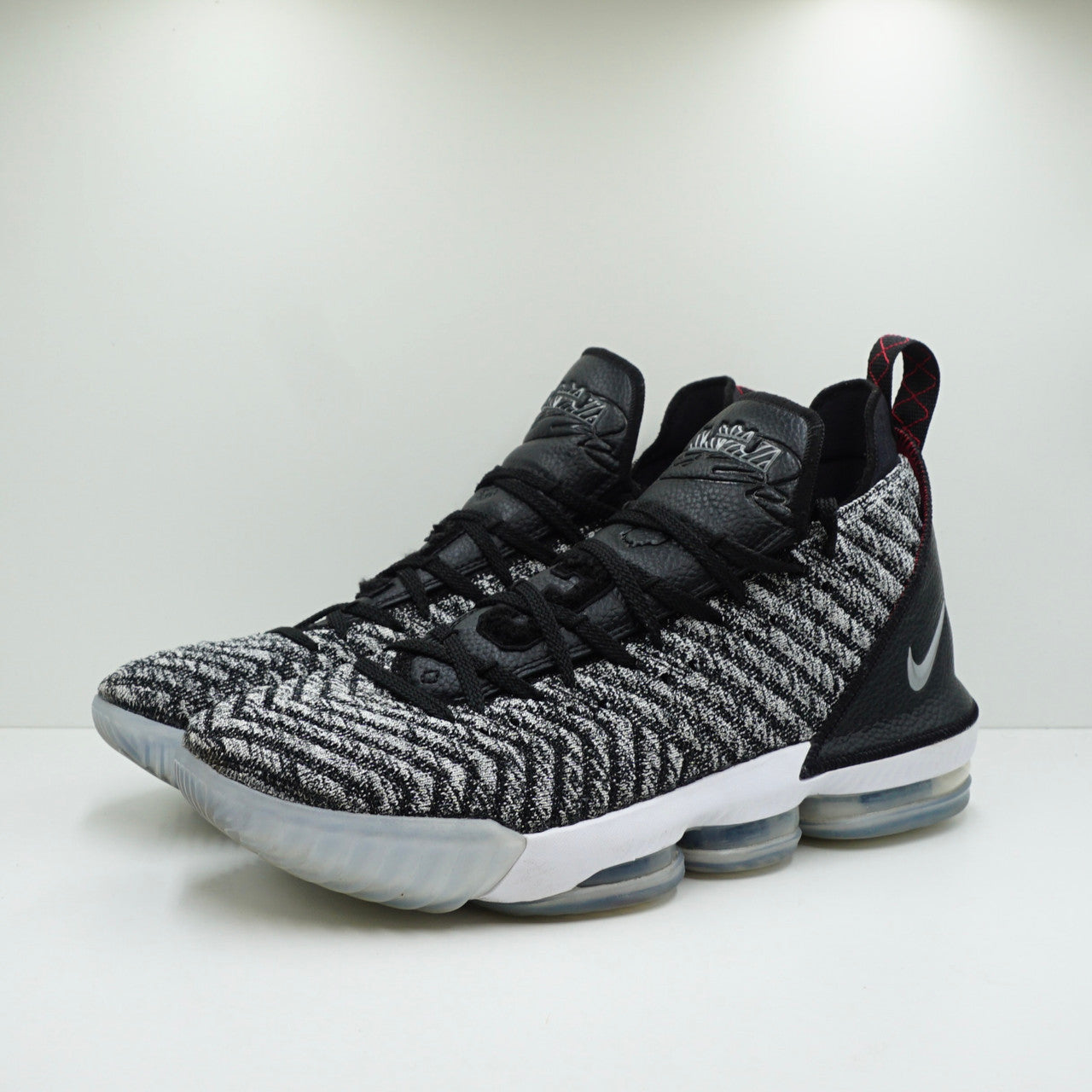 Nike LeBron 16 Oreo