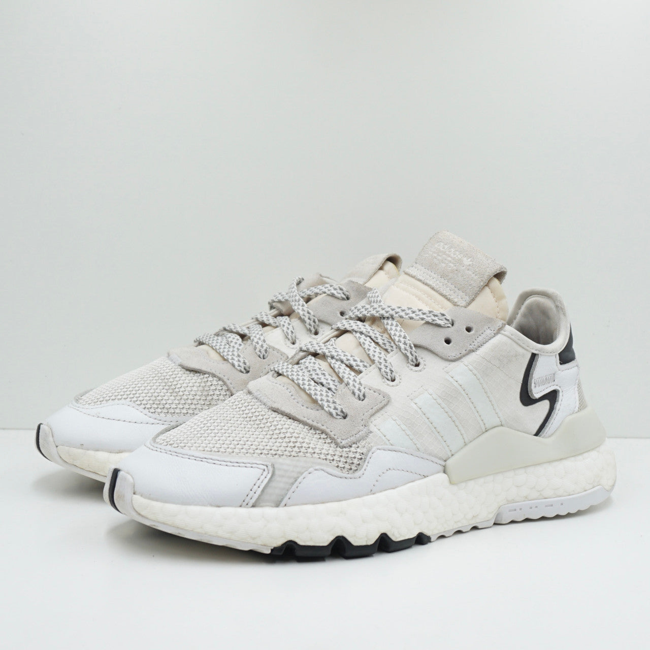 Adidas nite hotsell jogger crystal white