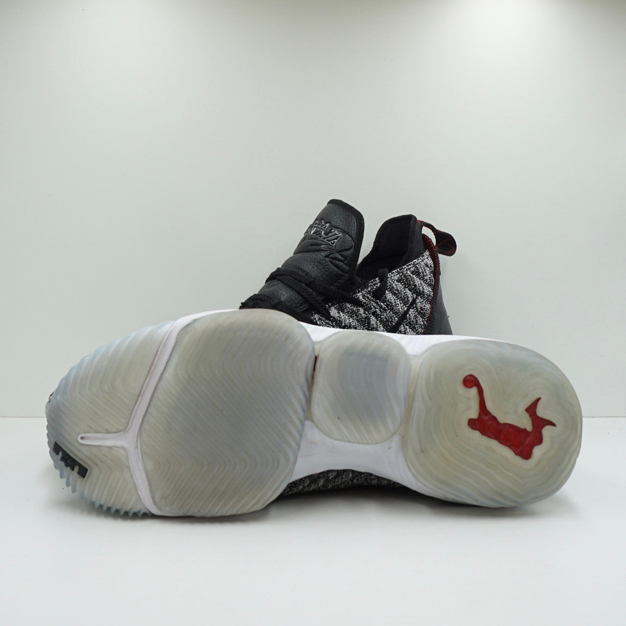Nike LeBron 16 Oreo