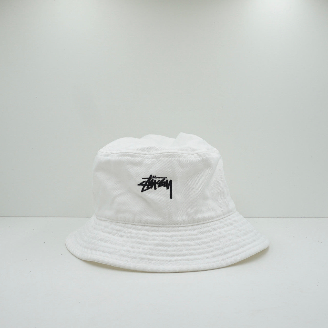 White stussy hot sale bucket hat