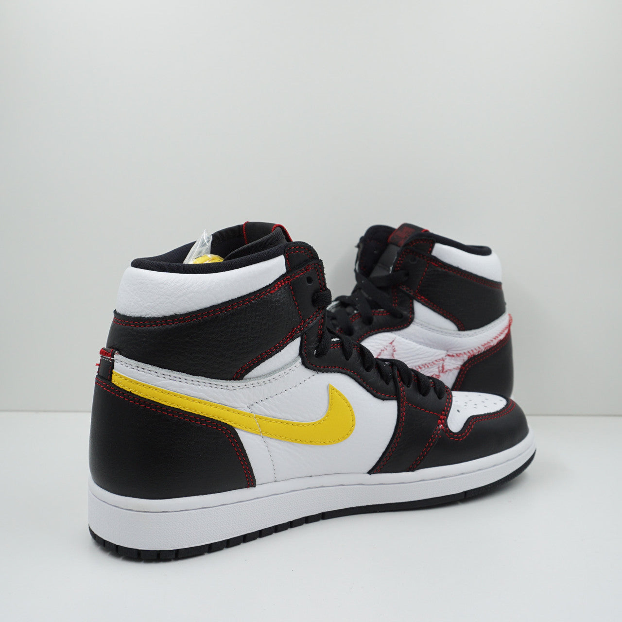 Jordan 1 Retro High Defiant White Black Gym Red