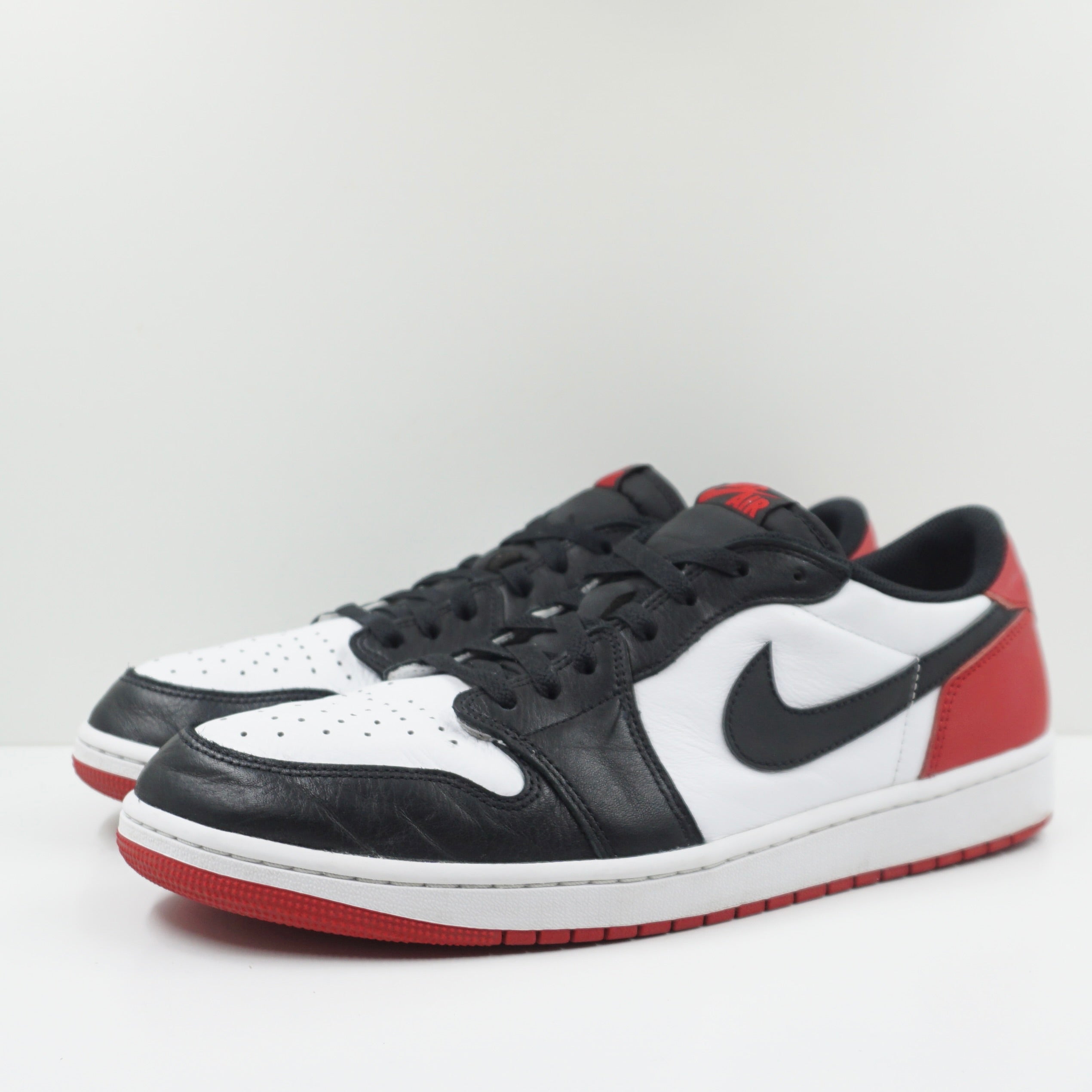 Jordan 1 Retro Low OG Black Toe (2023)