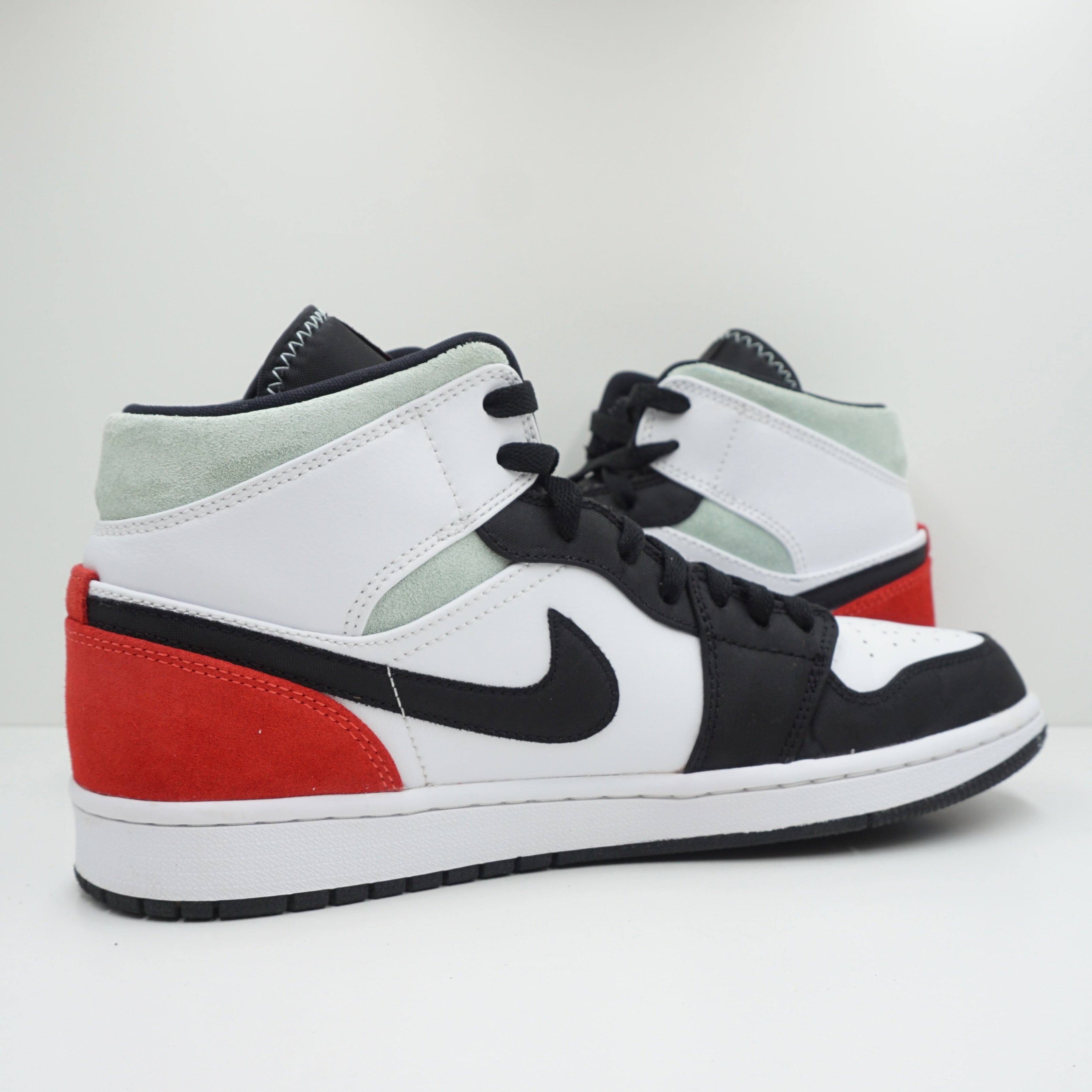 Jordan 1 Mid SE Red Black Toe