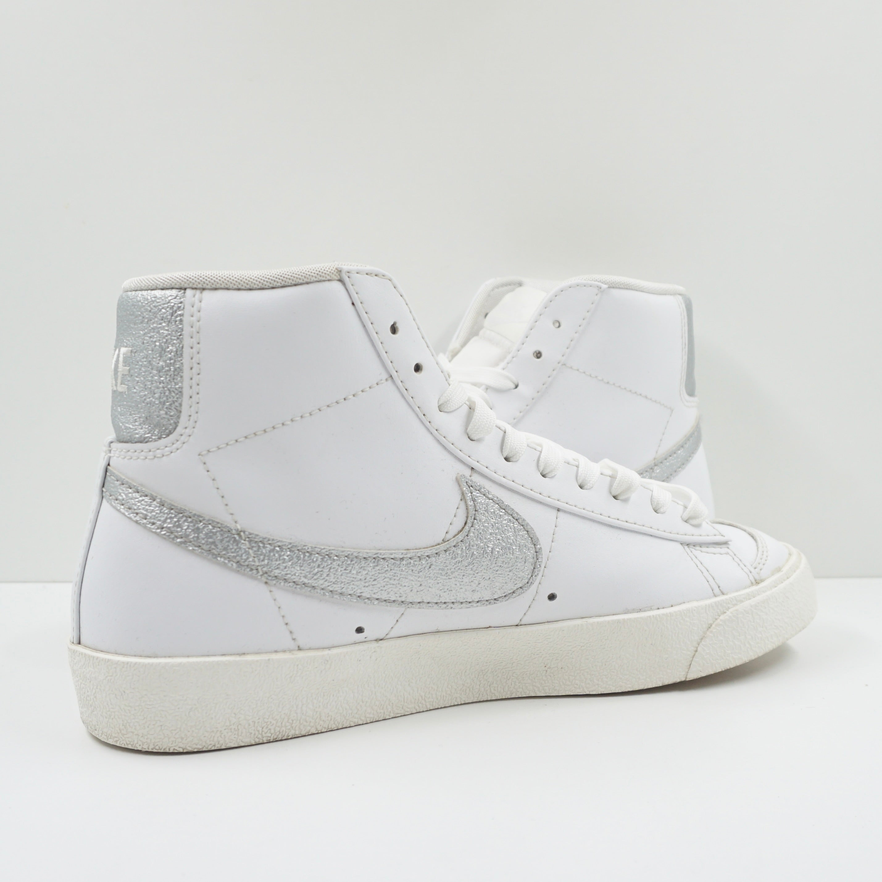 Nike Blazer Mid 77 Essential White Metallic Silver (W)