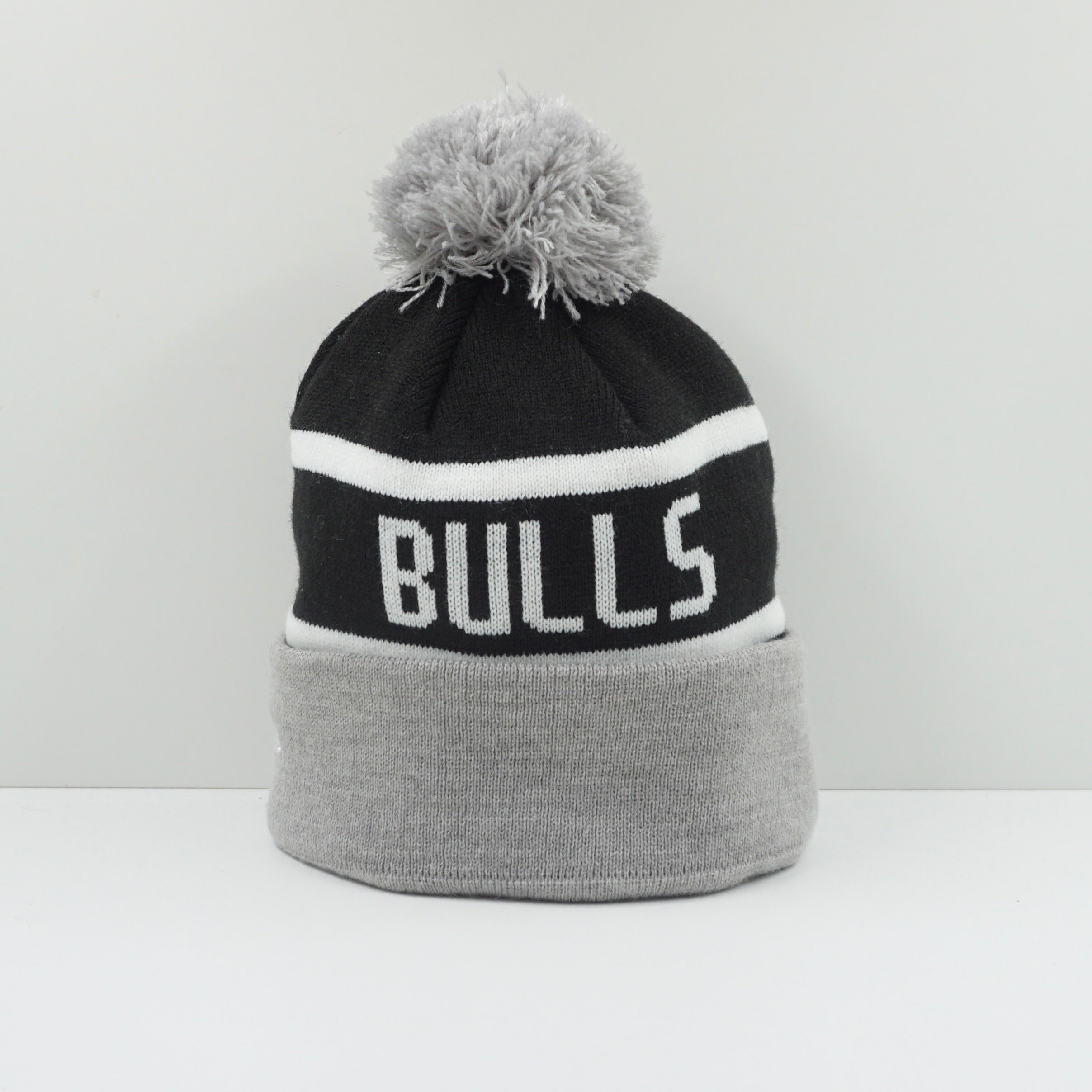 New Era Chicago Bulls Bobble Top Black Grey Youth Beanie