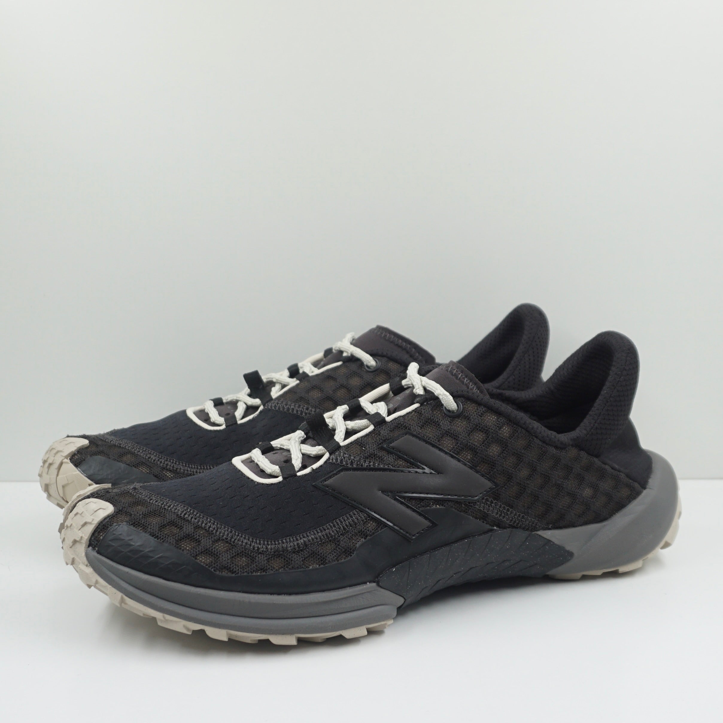 New Balance Minimus Trail Black Tan