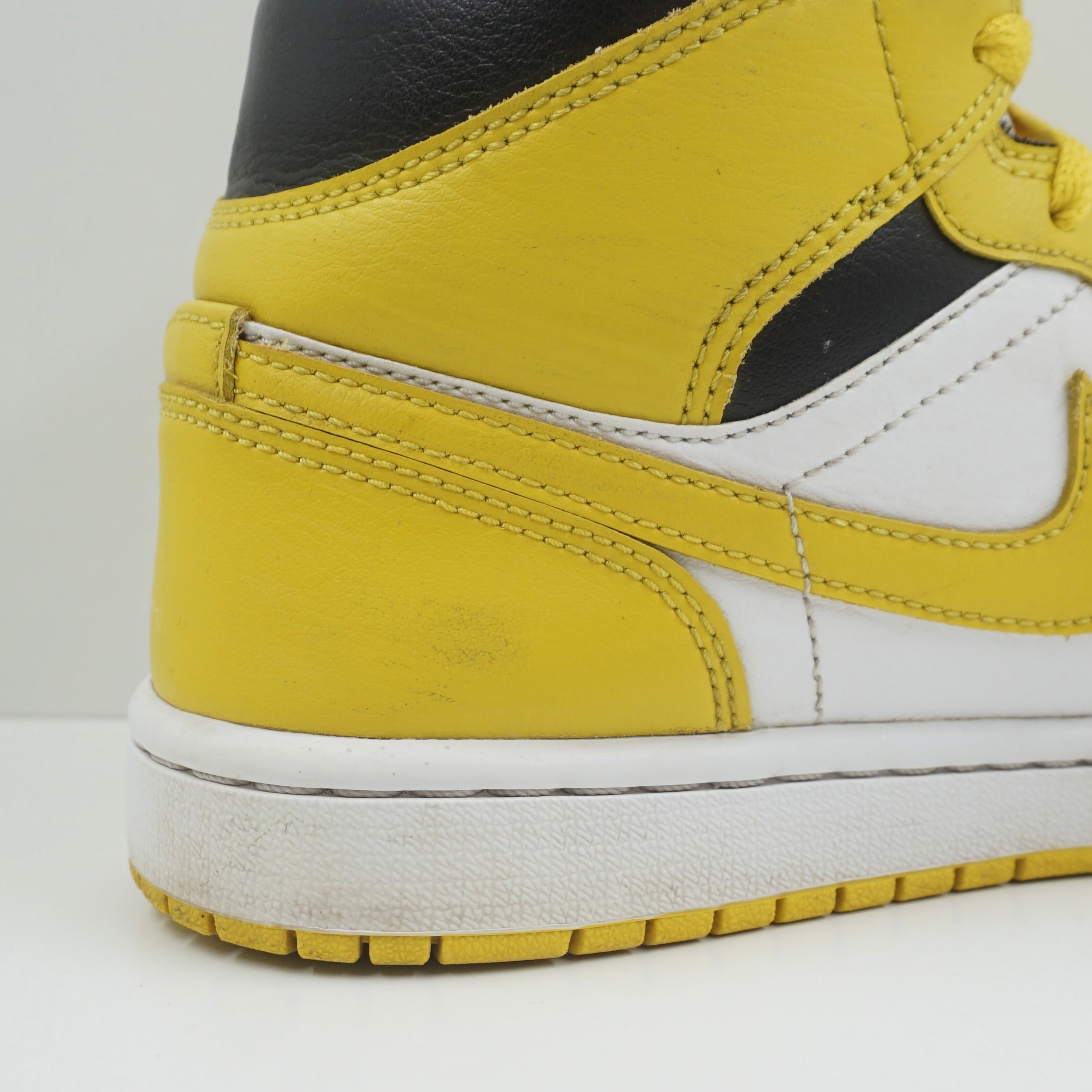 Jordan 1 Mid Vivid Sulfur (W)