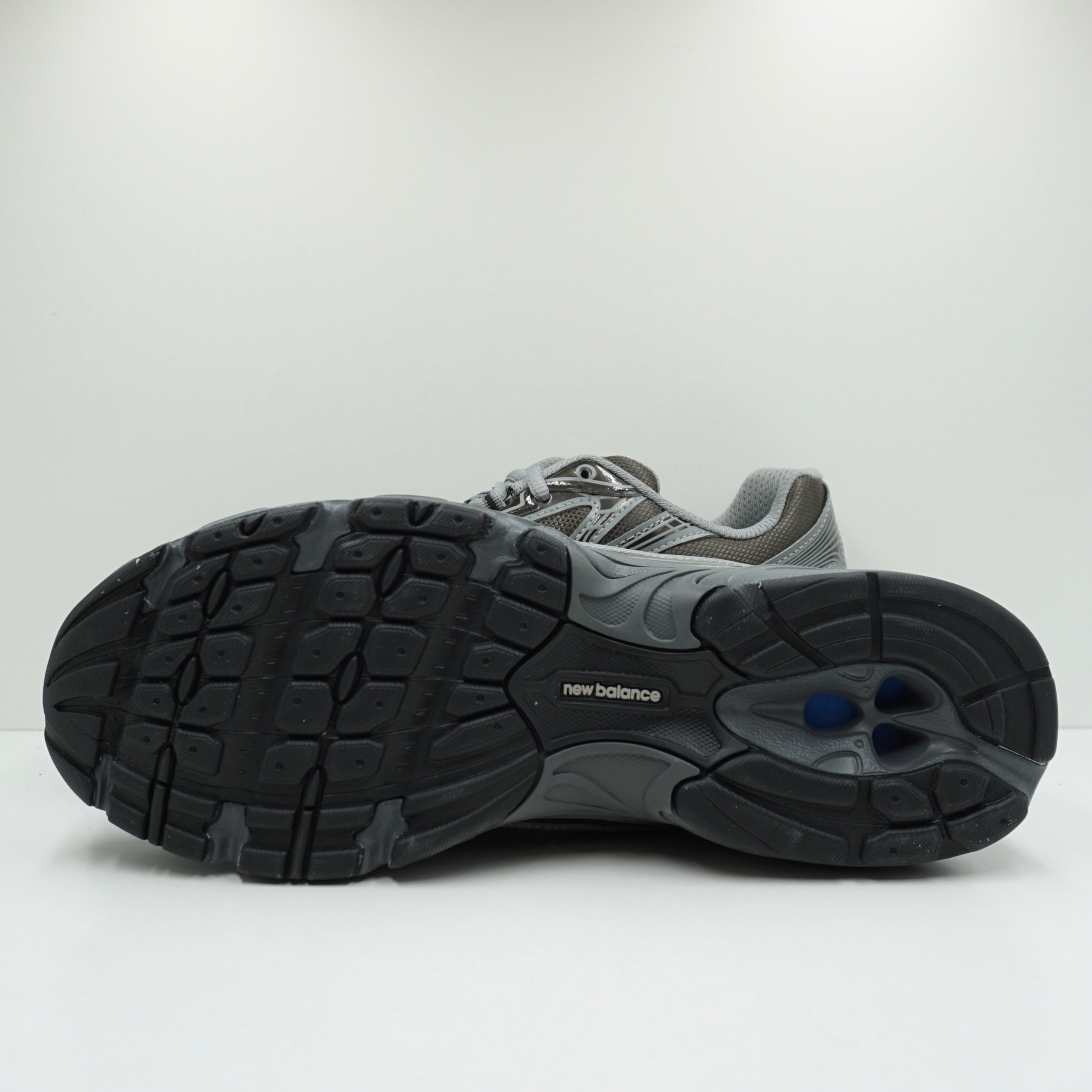 New Balance 740 Black Metallic