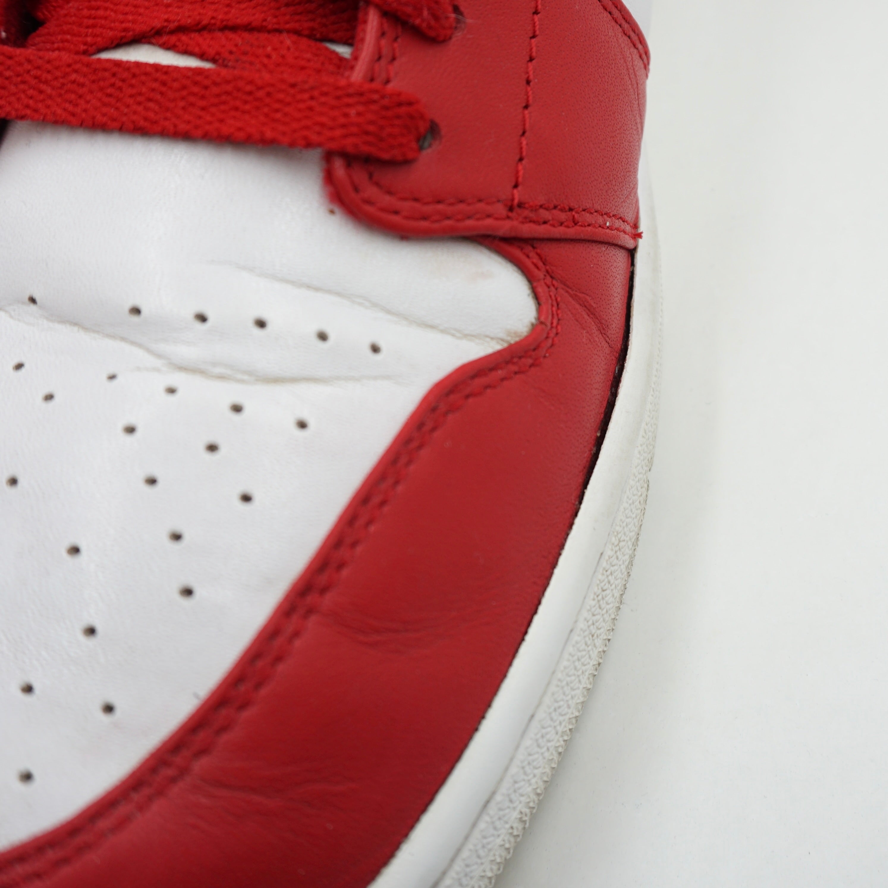Jordan 1 Retro Silver Medal