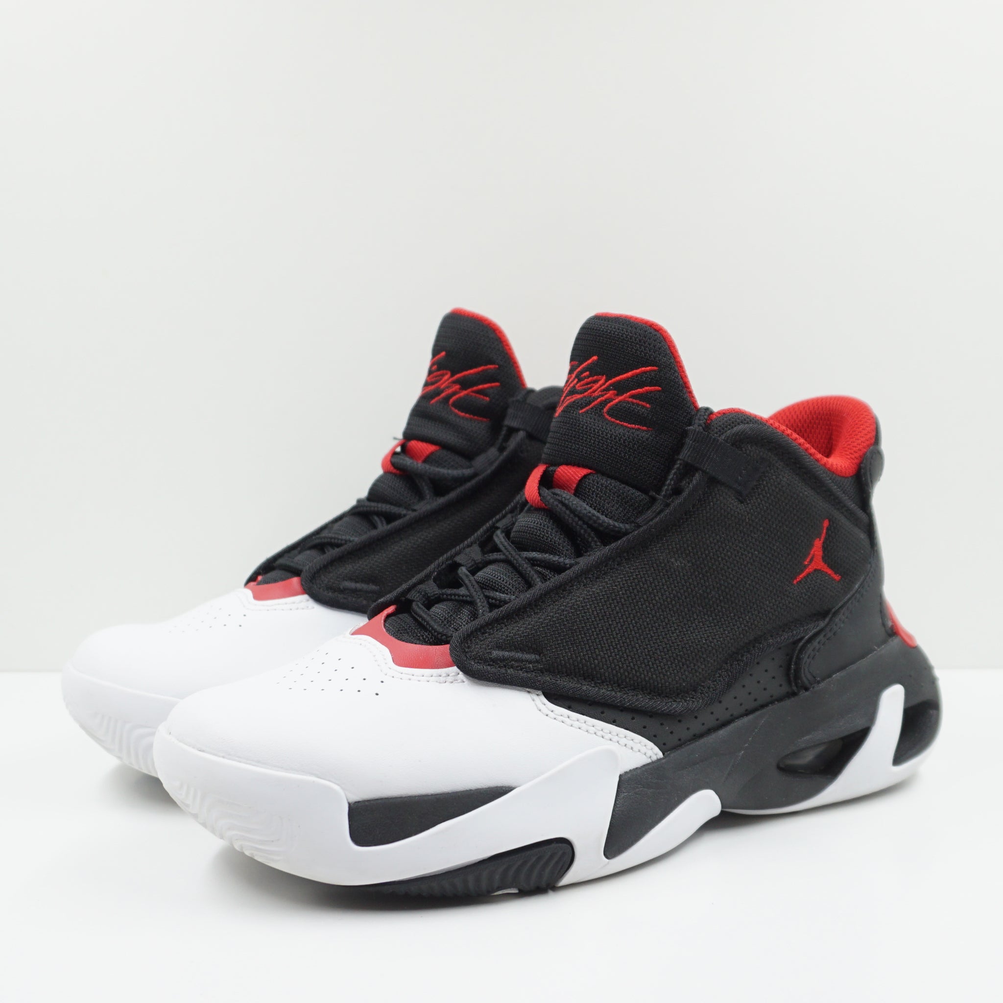 jordan max aura white black gym red