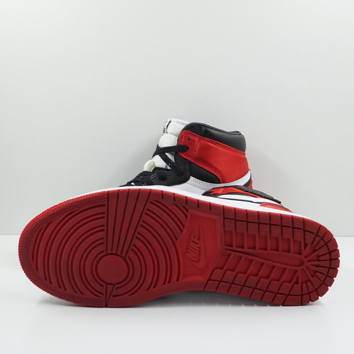 Jordan 1 Retro High Satin Black Toe (W)