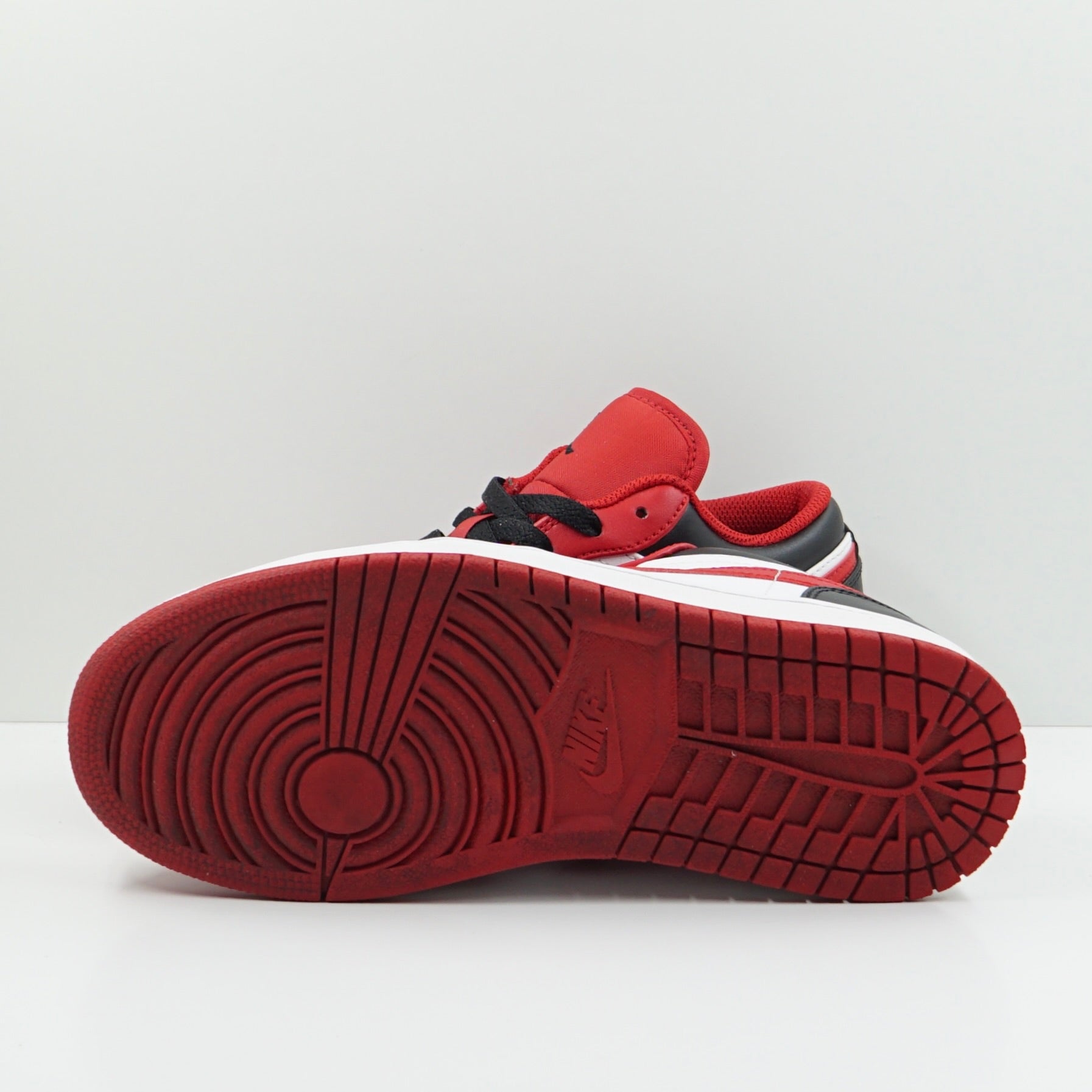 Jordan 1 Low Bulls